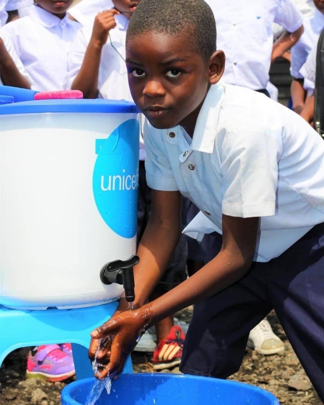 unicefさんのインスタグラム写真 - (unicefInstagram)「“Before eating, you must wash your hands. If my brother comes to the table without washing his hands, I'll ask him to do it.” Adam, 9, shares what he’s learned at a UNICEF-supported Ebola prevention event at his primary school in Goma, DR Congo.  So far, UNICEF has reached over 900,000 children across the country with life-saving information about Ebola. © UNICEF/UN0341056/Waterton」9月8日 0時45分 - unicef