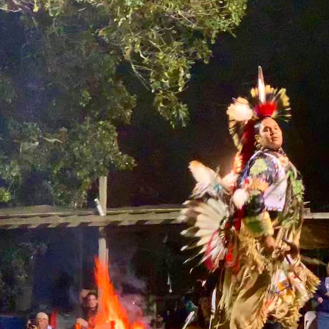 ノーマさんのインスタグラム写真 - (ノーマInstagram)「歌って、踊って、大地や自然、色んな魂と繋がって。 みんなが1つの大きな畝りになって行く感じ🌀🌏 きっと1万年以上前から変わっていない人間の習慣。  #nativeamerican #shinnecock #newyork #nomatrip」9月8日 0時46分 - noma77777