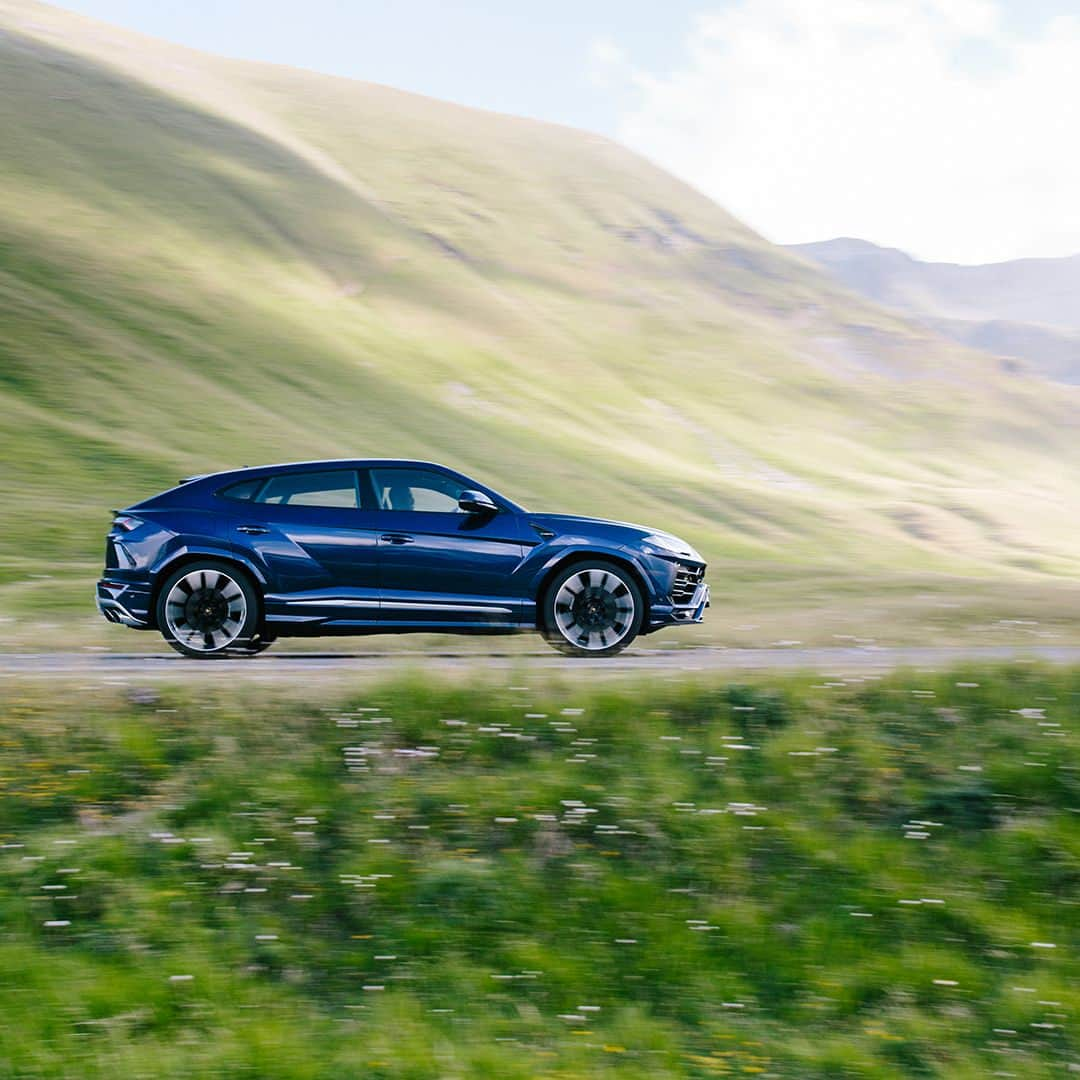 ランボルギーニさんのインスタグラム写真 - (ランボルギーニInstagram)「Majesty on majesty. The attitude of Lamborghini Urus perfectly matches the magic atmosphere of Abruzzo, an Italian region whose beauty you can admire in these breathtaking pictures. Choose an emoji to describe them. Photos by @latophotography.  #Lamborghini #Urus #SinceWeMadeItPossible」9月8日 1時01分 - lamborghini