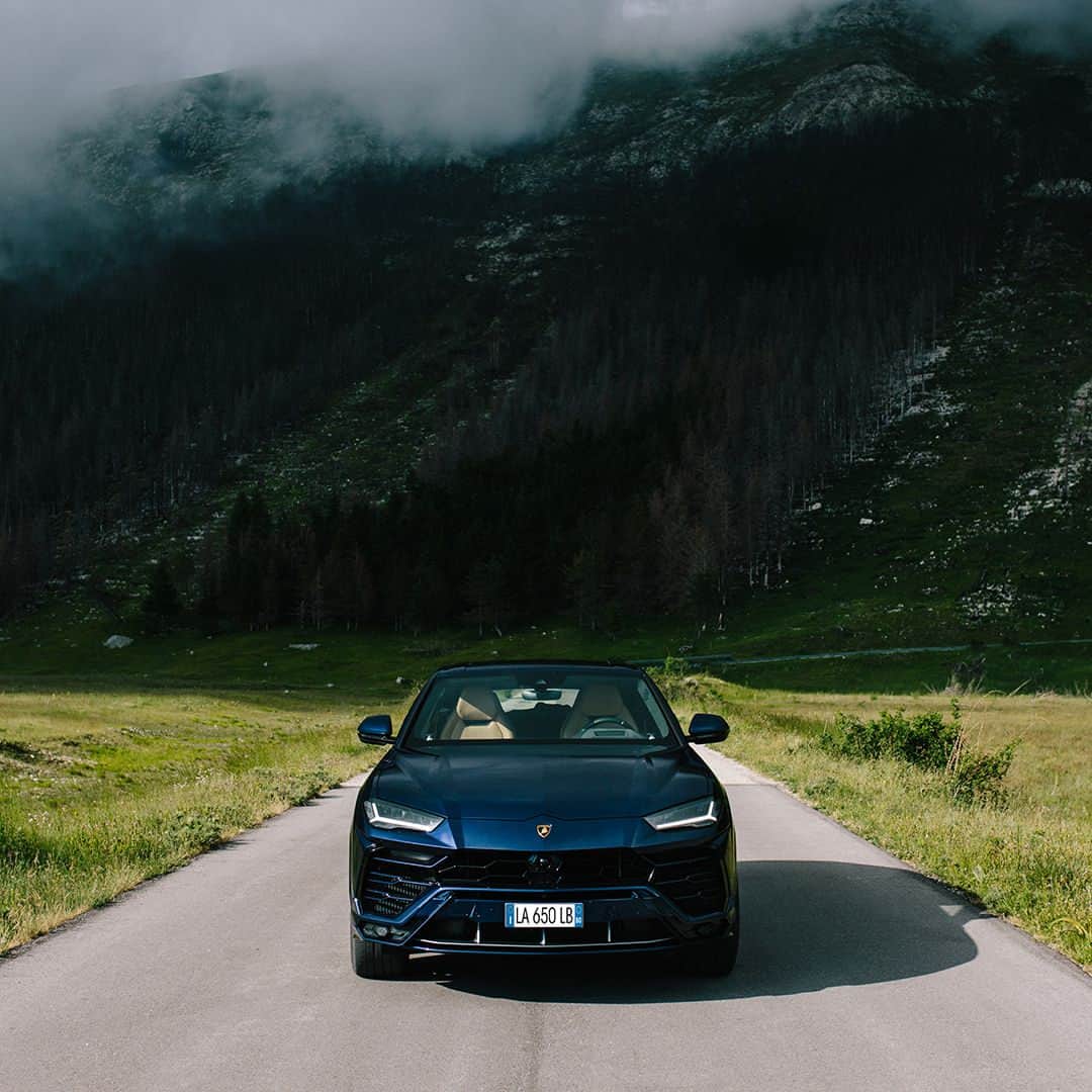 ランボルギーニのインスタグラム：「Majesty on majesty. The attitude of Lamborghini Urus perfectly matches the magic atmosphere of Abruzzo, an Italian region whose beauty you can admire in these breathtaking pictures. Choose an emoji to describe them. Photos by @latophotography.  #Lamborghini #Urus #SinceWeMadeItPossible」