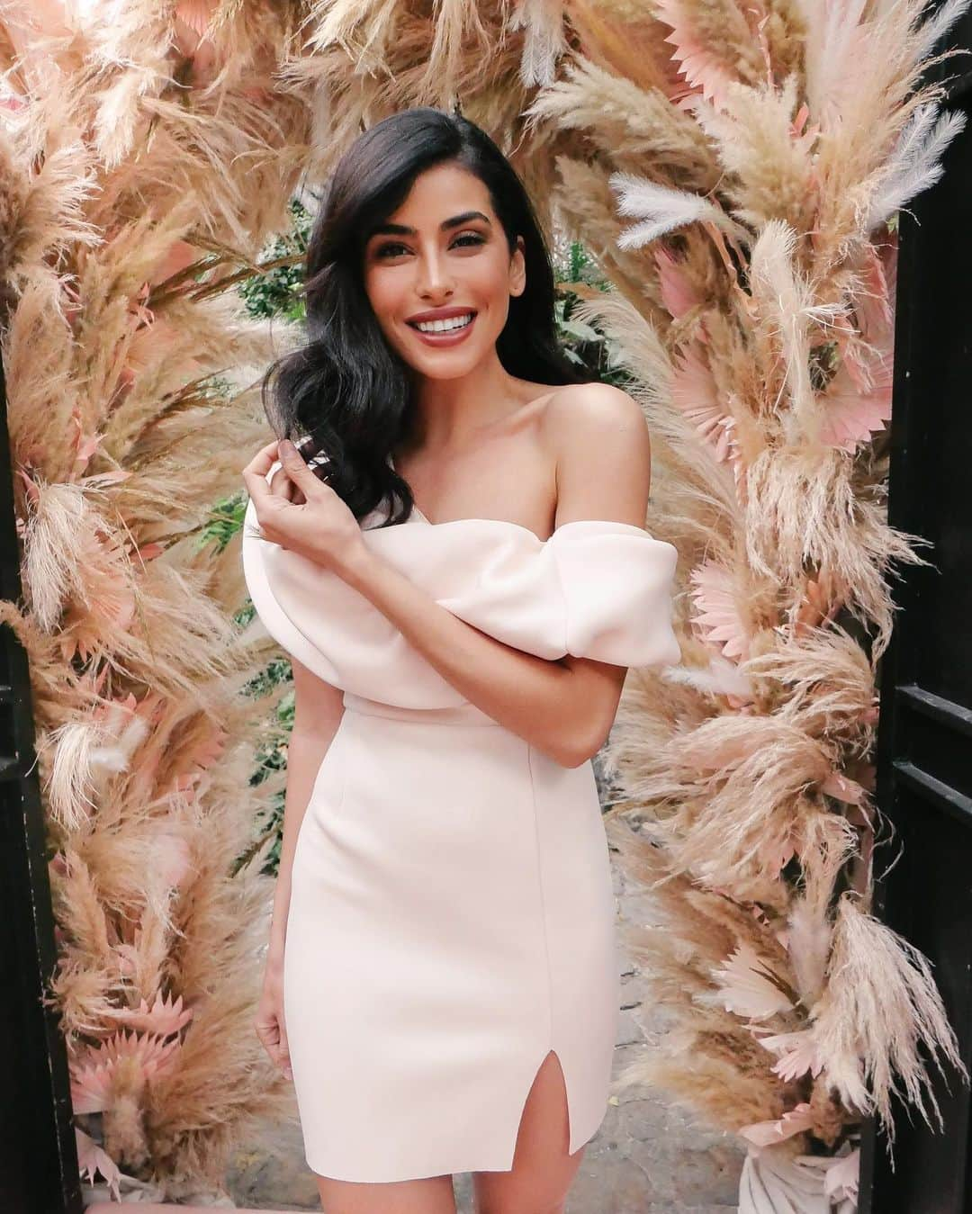 Sazan Hendrixさんのインスタグラム写真 - (Sazan HendrixInstagram)「Alexa: How do you say ‘pretty in pink’ in French 💞(swipe for outfit details) #fancyinfrance」9月8日 0時57分 - sazan