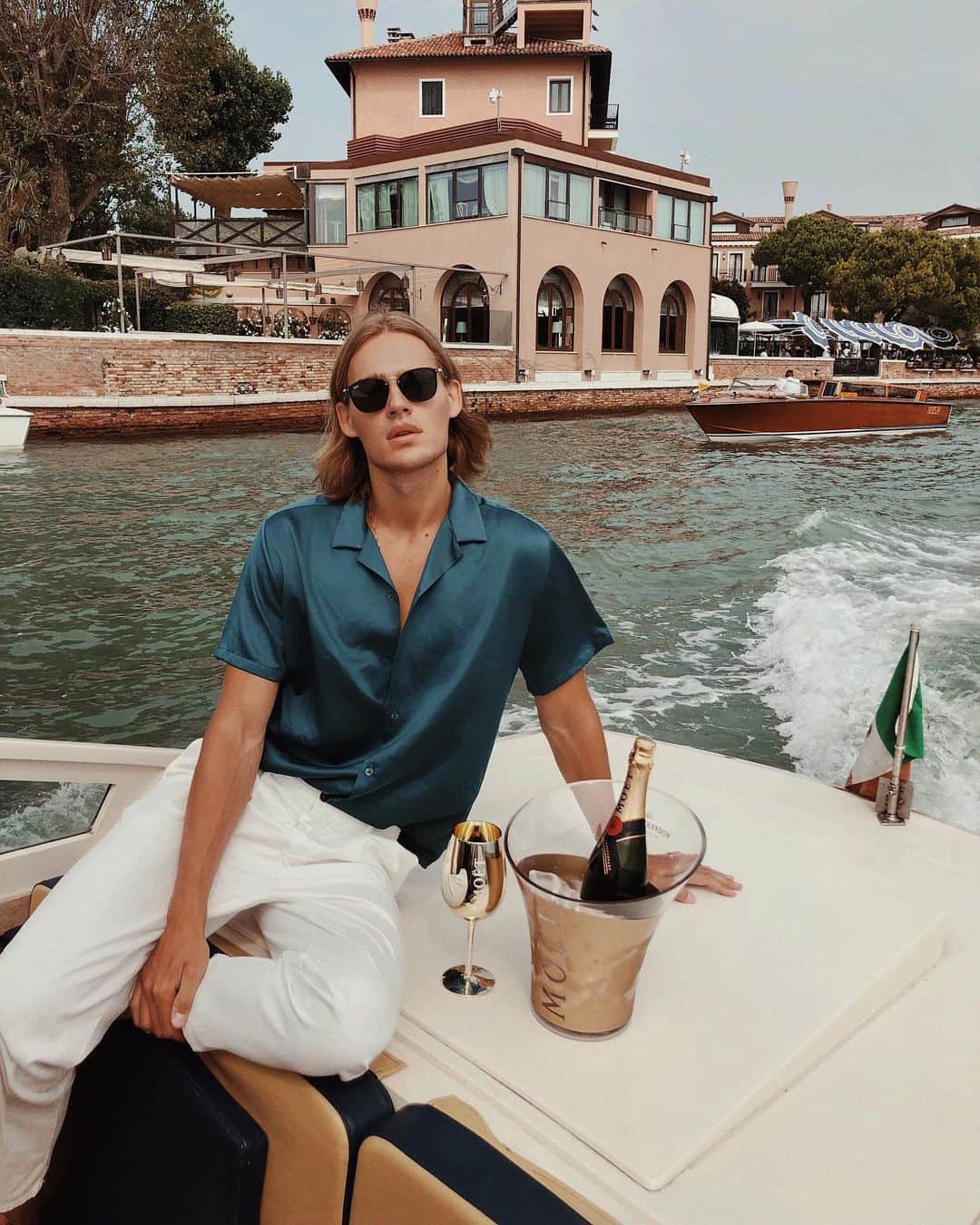 Ton Heukelsのインスタグラム：「I only drink champagne on two ocassions; when i’m on a boat, and when i’m not on a boat #moetmoment #ad @moetchandon」