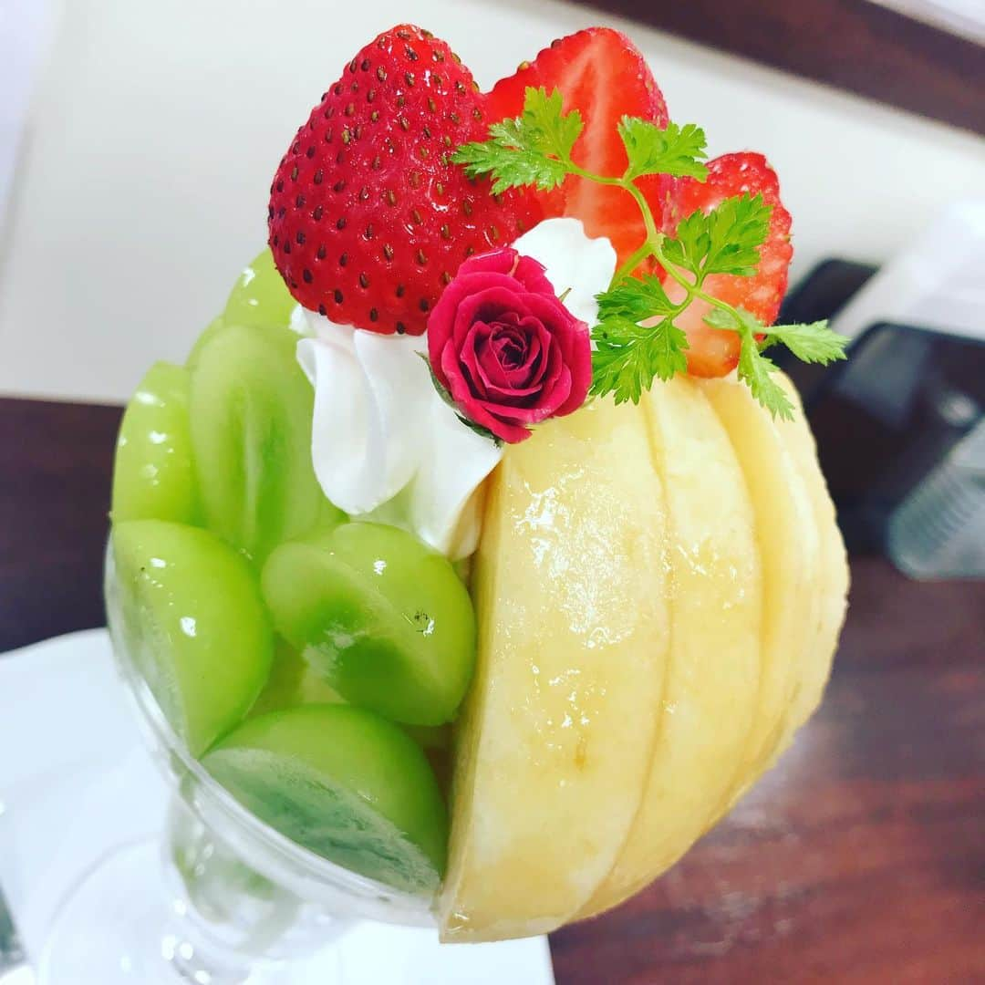 緒月遠麻さんのインスタグラム写真 - (緒月遠麻Instagram)「☺︎ 綺麗なパフェ〜✨ 🍇と🍑と🍓と🌹 ただただ果物が美味しい😌 #洋康青果 #宮崎山形屋 いつも行く 純喫茶のカレー🍛が好き過ぎて ３回も 行ってしまいました。笑 #カレー その結果 予定には全くなかったのですが 太りましたので、  食後の運動に ゴルフしたわけですよ⛳️🏌️‍♂️ おかげさまで 今、 #首 #脇腹 #腕 絶好調。笑  #オヅキのゴルフが野球に見える件 #近寄るな危険⚠️」9月8日 1時05分 - toma_ozuki