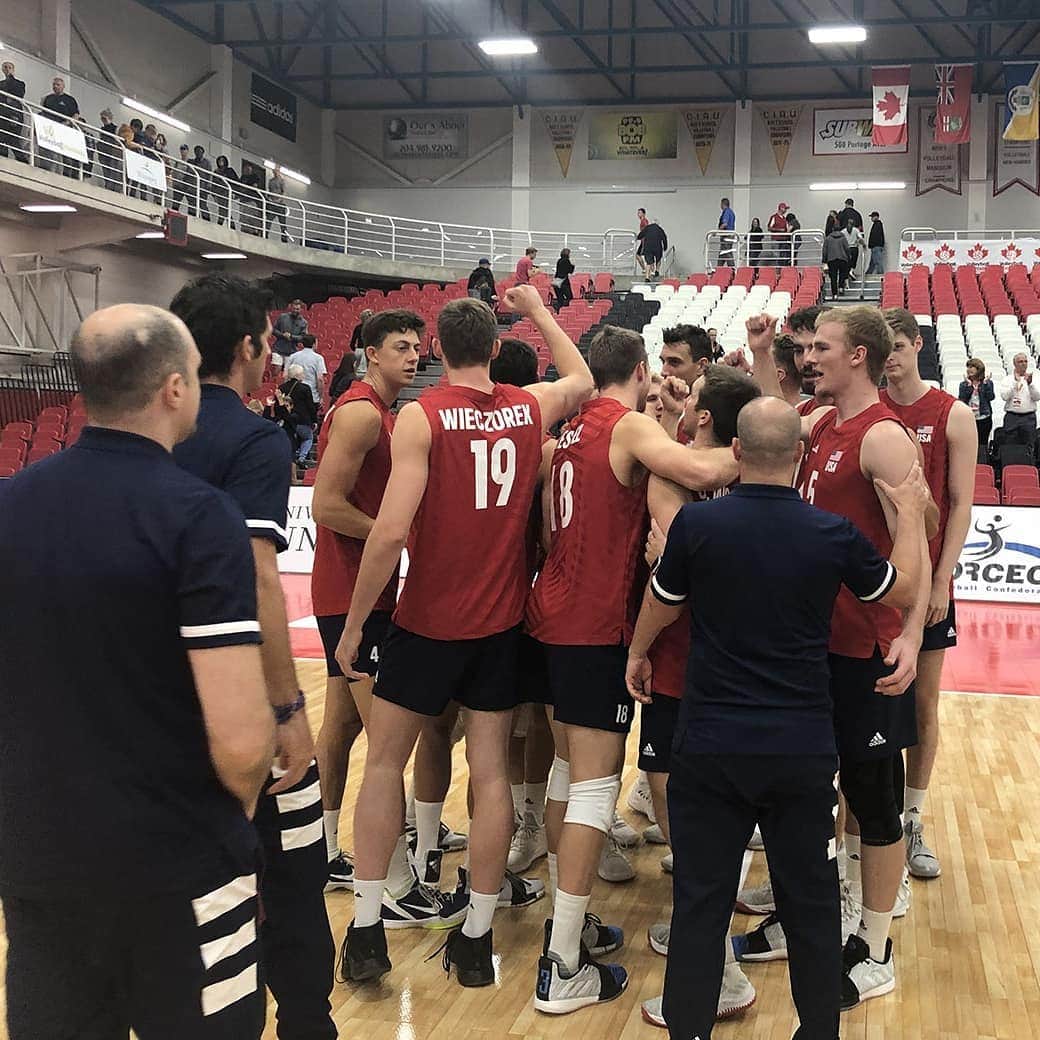 USA Volleyballさんのインスタグラム写真 - (USA VolleyballInstagram)「The U.S. Men 🇺🇸 will play Cuba 🇨🇺 today at 2p PT for GOLD 🥇 at the NORCECA Championship in Winnipeg. --- Watch LIVE on @flovolleyball」9月8日 1時18分 - usavolleyball