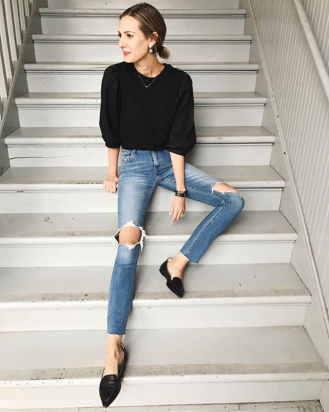 Anna Jane Wisniewskiのインスタグラム：「Sometimes I go through old outfit archives for inspiration—especially before I #shopmycloset. I can’t believe this photo is from September 2017 (gulp) but I’m not surprised that I still own every piece pictured. In fact, you can still buy the jeans, shoes, and necklace (all tagged or shop via this link: http://liketk.it/2EK0h #liketkit @liketoknow.it ). .  PS. Yes, I snipped off the hem of my jeans for the “raw hem” effect; took two seconds and I did it one morning before work in my bathroom with regular scissors—sometimes you gotta strike when inspiration hits you. . PPS I miss my old work stairwell where I’d make all my friends snap my #ootd 😂 (I’m sure they don’t miss that)」