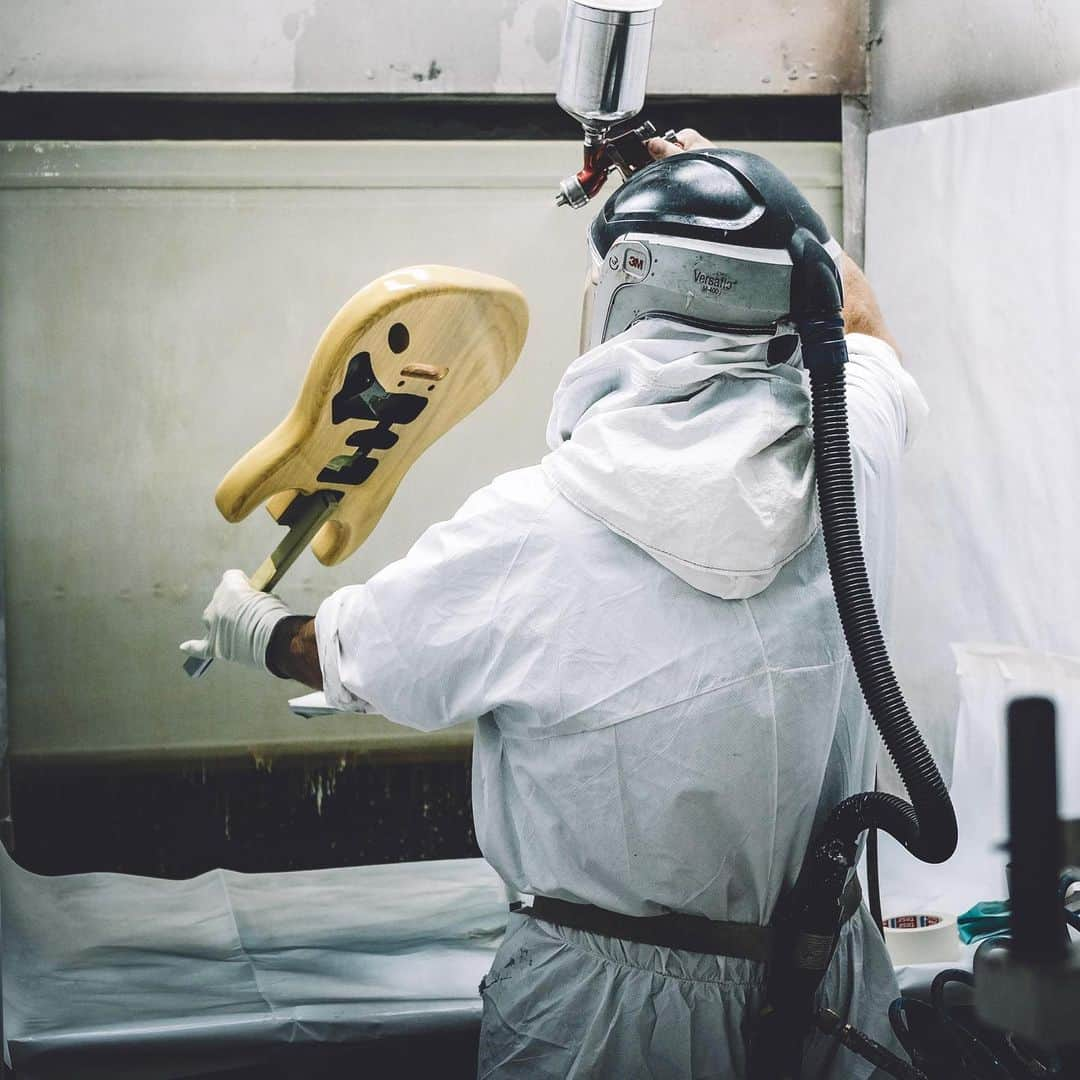 3M（スリーエム）さんのインスタグラム写真 - (3M（スリーエム）Instagram)「A behind-the-scenes look painting a @Fender American Performer Stratocaster with help from 3M™ Versaflo™ M-405 Respiratory Helmet & 3M™ Versaflo™ Vortex Cooling V-100. 🎸🎵🎛️ #Straturday #Guitar #ElectricGuitar #Fender #WonderWithUs #behindthescenes」9月8日 1時14分 - 3m