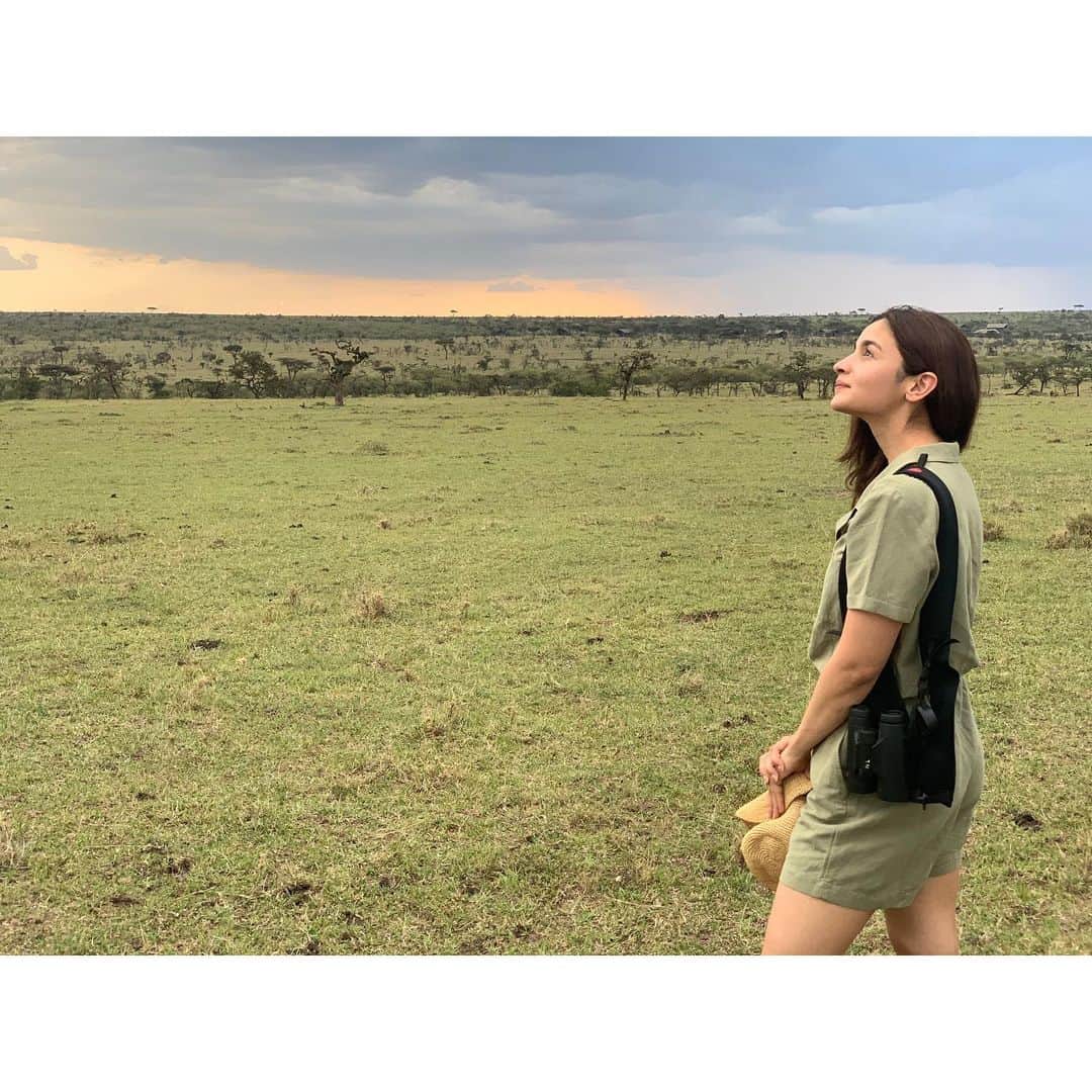 アリア・バットのインスタグラム：「.. let’s wander where the Wi-Fi is weak 🌿」