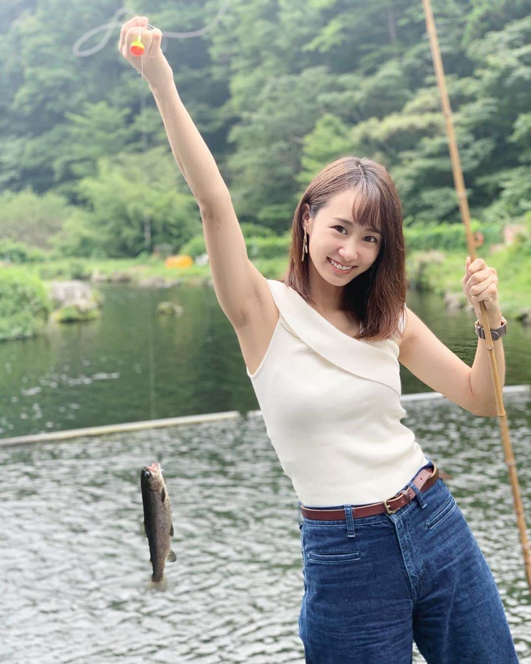 筒井萌子のインスタグラム：「* この間、念願のニジマス釣りへ🎣💕 1匹は釣りたいな〜って思ってたんだけど 2秒くらいで釣れてびっくり٩( ᐛ )و 5匹釣るのはあっという間だった！！ 創業65年らしく優しい〜おじちゃんが 美味しい食べ方を教えてくれた◟́◞̀♡ すごーく美味しかった♪また行こうっと♪」