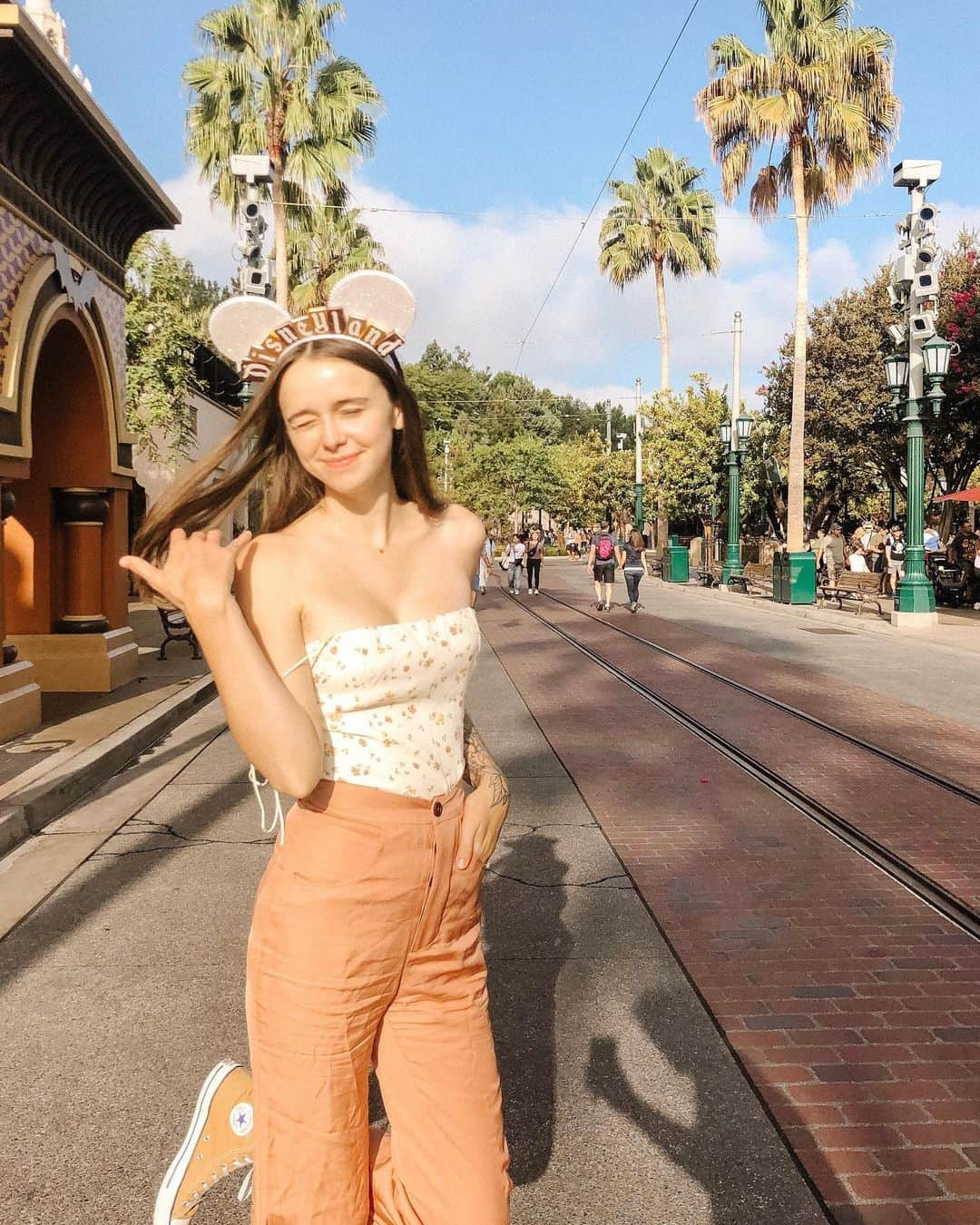 Acacia Brinleyさんのインスタグラム写真 - (Acacia BrinleyInstagram)「Love that Disneyland glow ✨ ears by @mainstmuse 💛」9月8日 1時22分 - acaciakersey