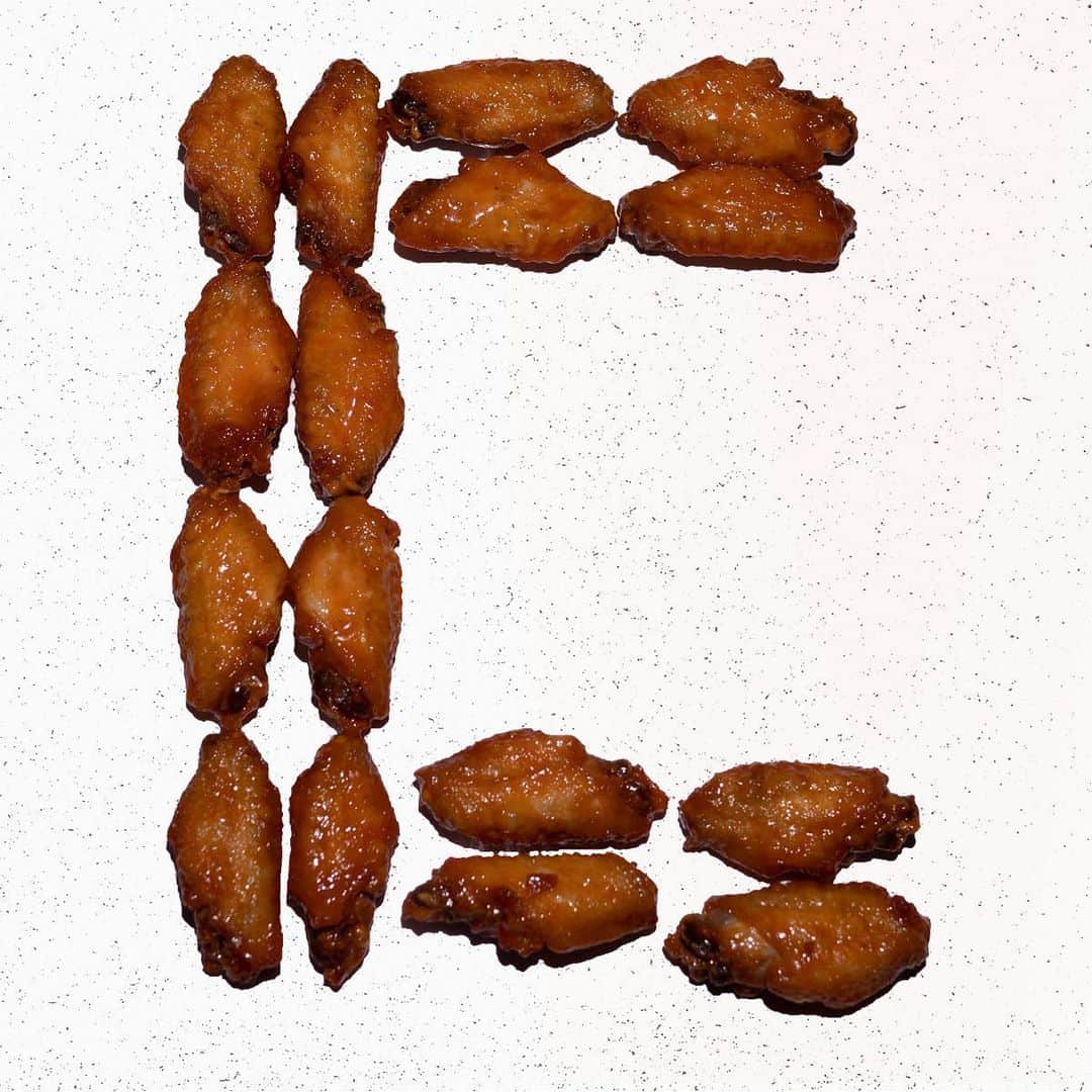 Pizza Hutさんのインスタグラム写真 - (Pizza HutInstagram)「Swipe ➡️ Tag a friend that could use some thicc wings on gameday👀」9月8日 1時22分 - pizzahut