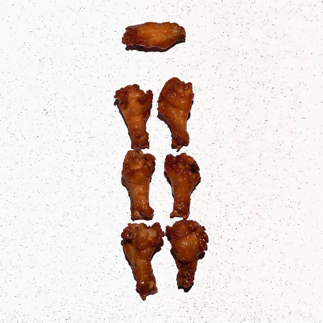 Pizza Hutさんのインスタグラム写真 - (Pizza HutInstagram)「Swipe ➡️ Tag a friend that could use some thicc wings on gameday👀」9月8日 1時22分 - pizzahut