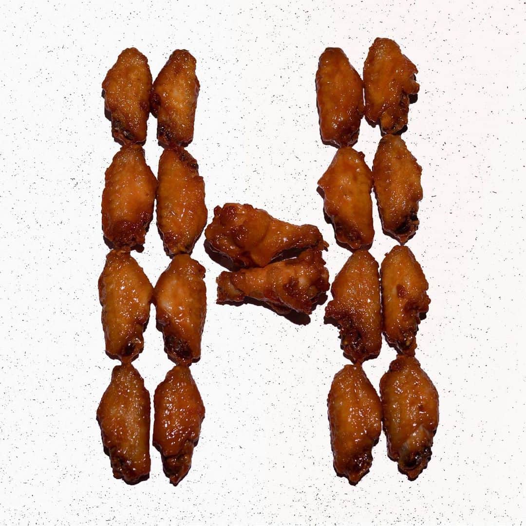 Pizza Hutさんのインスタグラム写真 - (Pizza HutInstagram)「Swipe ➡️ Tag a friend that could use some thicc wings on gameday👀」9月8日 1時22分 - pizzahut