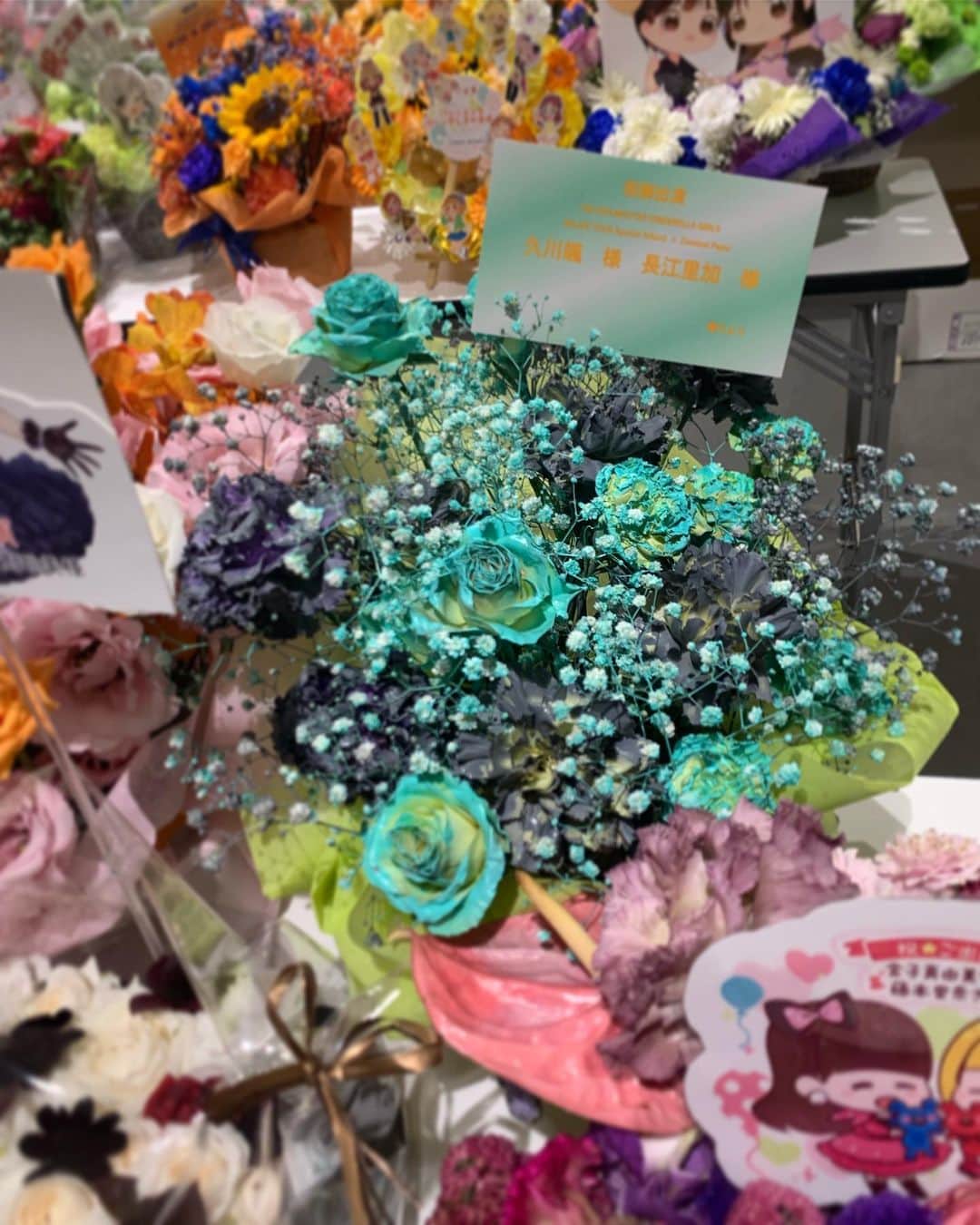 長江里加さんのインスタグラム写真 - (長江里加Instagram)「💐 素敵なお花を頂きましたので こちらに失礼します(>_<)🙏 ひとつひとつ、 お花の形や色など きっと、たくさんイメージをして選んでくださったんだろうなと思ったら 本当に本当に嬉しくて、 ライブ開始前に眺めて 皆様からパワーをたくさん貰いました。 本当にありがとうございます…！ 幸せ者です…！ 他にもたくさんお花を頂きました。 全て載せられなくてすみません💦 本当に本当に、ありがとうございます！！ 後ほど頂いたお手紙やプレゼントもストーリーに挙げます！ ・ 長江は今回のライブでは、 絶対に泣かずに、笑顔で終えるんだと心に誓いステージに立ちました。 終始感動しっぱなしだったり、 涙につられそうになった場面も多々ありましたが、 見事、楽しく笑顔で2日間完走することができました！！！！ 👏👏👏👏👏👏👏👏 いつもうじうじしている長江を知ってる人からしたらビックリしたでしょ！？(笑) 応援してくださる皆様からいつも元気とパワーを沢山もらっているので、 今回はその恩返しがしたくて、ステージの上で精一杯の感謝をと思ってそう決めた次第でありますが…！ 結局はやっぱり皆さんが私を笑顔にしてくれるんだよな〜〜😂😂 皆さんがいることで私は輝くことが出来るんだと、改めて強く思いました。 また沢山の元気とパワーを ありがとうございます！！！！！！ ・ そして今回は何より、 私を成長させてくれた、強くしてくれた相方の存在は大きかったです。 余計なお世話かもしれないけど、 私が彼女を支えなければいけない、しっかりしなきゃいけない、 そう思わせてくれた彼女のおかげで、 最後まで笑顔でいれたのかもしれません。 まだまだ未熟な私をほんのちょっとだけお姉さんにしてくれた彼女にも感謝です。 相方があなたで良かったです。ありがとう。 末長くよろしくね！！ ・ あとあとあと…！ シンデレラガールズの先輩方が、 ほんっっっっっとによくしてくださって、 「遠慮しなくていいんだよ？」とか 「何度も練習させてもらいなね？」とか 「不安なことがあったら言っていいんだからね？」などなど、、、 いっつも気にかけて下さって、、、 本当に優しくて、温かくて、優しくて、 もう本当に皆さん大好きです😭💓 だから私も積極的に話しかけることができましたし、 仲良くしてくださり可愛がって頂きました😭💓 ああ。 ああ。しか言えなくなってきた。 感情がMAXに達しました。 高まり CLIMAXXX!!!!!!!!!!!!!!!!!!!! もうダメです。 深夜テンションです。 おつかれさまでした！！！！！！！」9月8日 1時29分 - o_rikachi_o