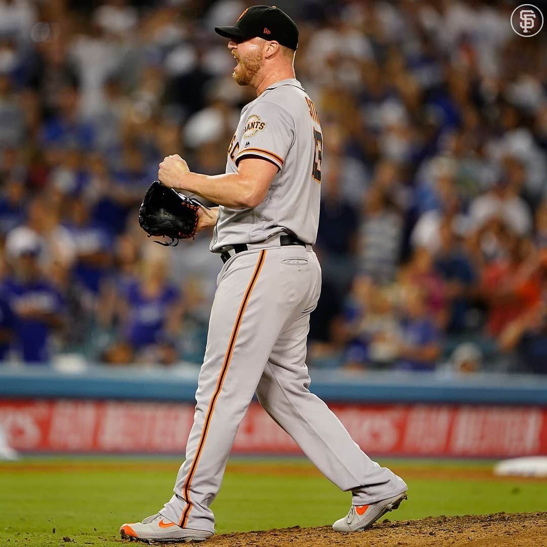 サンフランシスコ・ジャイアンツさんのインスタグラム写真 - (サンフランシスコ・ジャイアンツInstagram)「Friday night fun @ Dodger Stadium 😆 #SFGiants」9月8日 1時48分 - sfgiants