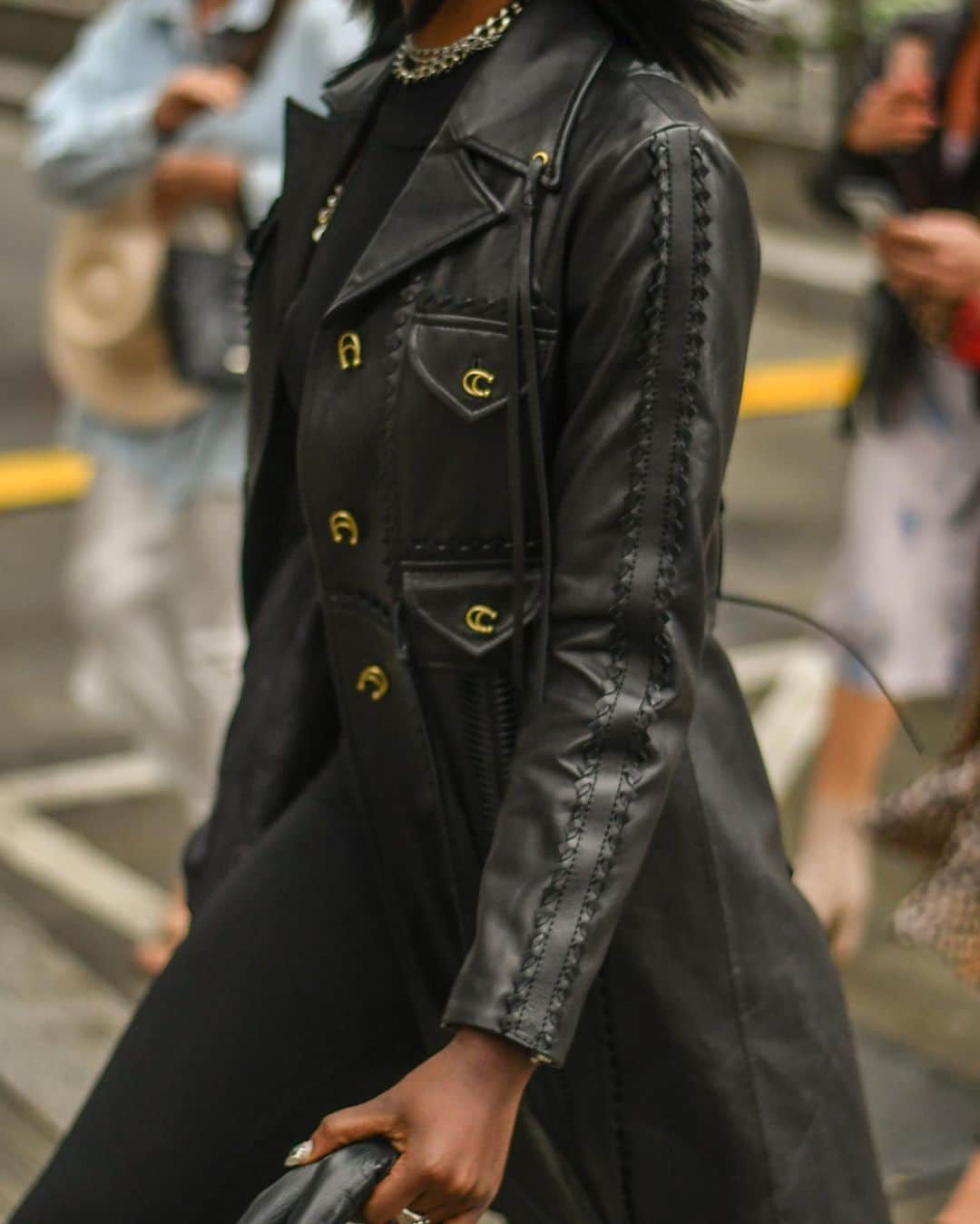 セルフリッジズさんのインスタグラム写真 - (セルフリッジズInstagram)「On the streets in the Big Apple | Swipe for traffic-stopping style spotted on the first days at #NYFW. Tune into stories for our Fashion Week coverage . . . #StreetStyle #NewYork #FashionWeek #StyleSpotter 📸 @marc_henri_ngandu」9月8日 1時58分 - theofficialselfridges