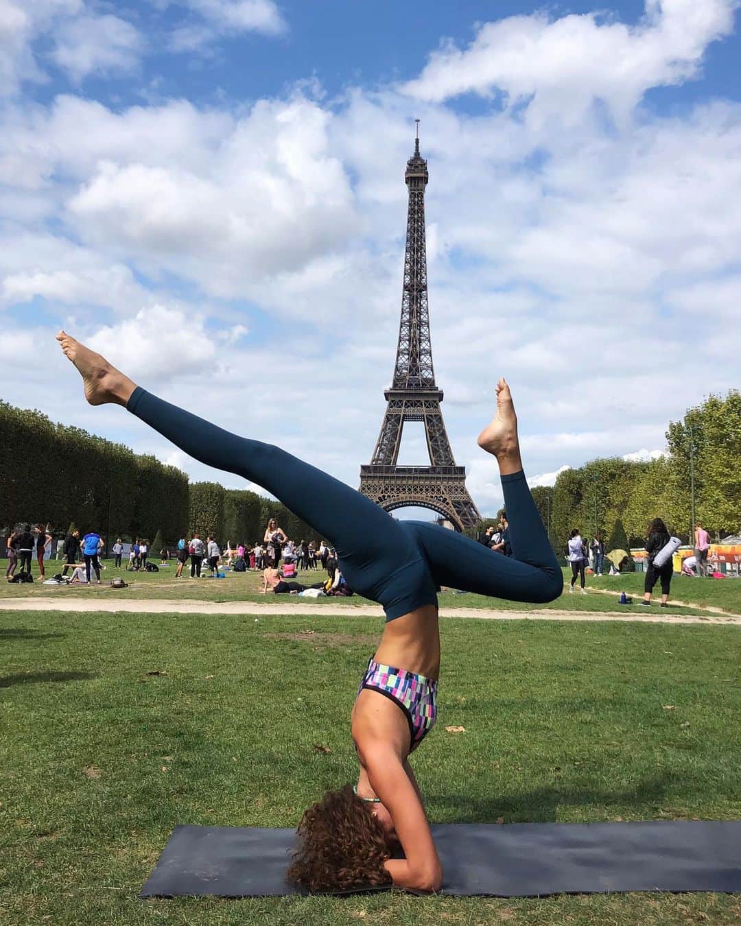 ポーリーヌ・オアロのインスタグラム：「Headstand x Champ de Mars.  Not a bad view for a saturday yoga session 😜@lululemonfr @lisemarieriver 🧘🏽‍♀️」
