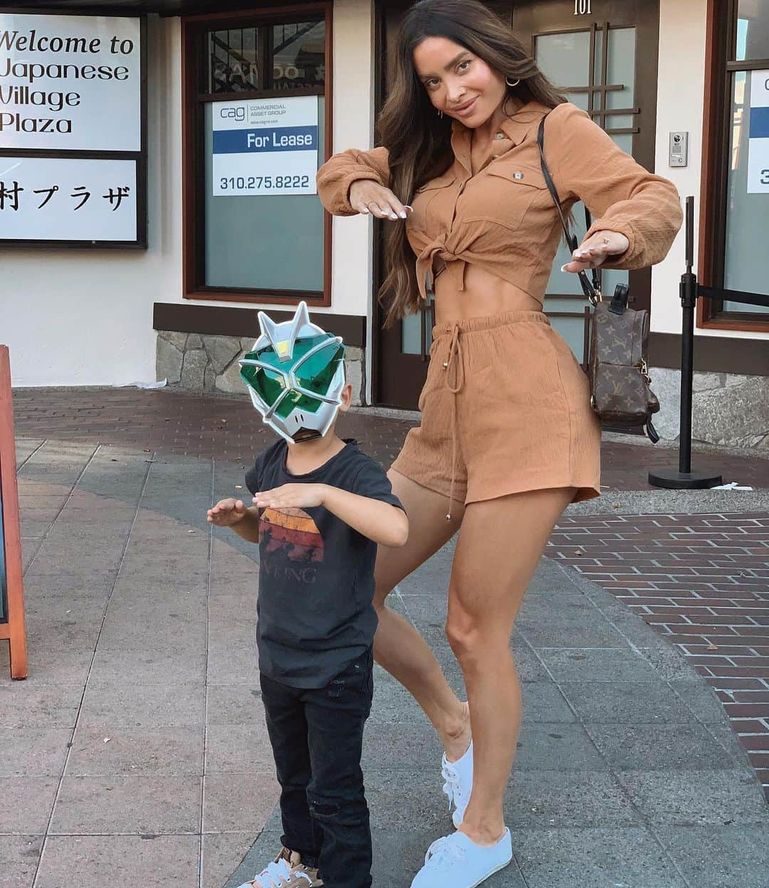 サラ・ステージさんのインスタグラム写真 - (サラ・ステージInstagram)「🦖🤺I guess having a girl isn’t in our cards so embracing being a boy mom 🙇🏻‍♂️ @fashionnova」9月8日 2時28分 - sarahstage