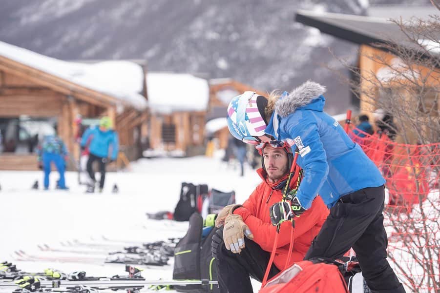 ミカエラ・シフリンのインスタグラム：「Shoutout to this guy (@strobljohann‼️) for being the absolute best, making the fastest skis, and always putting a smile on my face!! 👏😀👏 📷: @charlyvidald @fotiar // @atomicski #weareskiing」