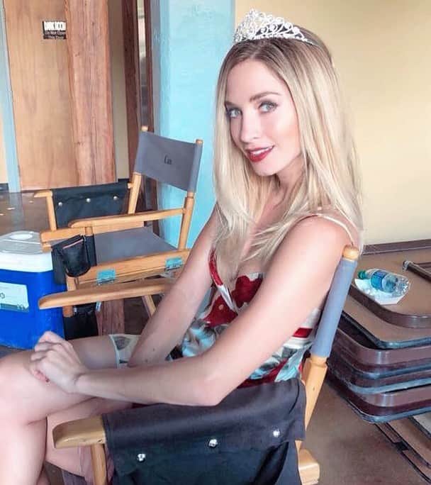 ブルック・バトラーのインスタグラム：「One year ago today I got to sing in a pilot for Showtime. This picture would be from my “highlight reel,” a fleeting moment accumulated after working every single day on my acting, voice lessons, dance, early mornings, late nights, skipped parties, tearful nights when it doesn’t go my way and then the next morning when I got up and did it all again anyways. I’ve lost more times than I could even count. I’ve been “second choice,” or not pretty enough, or not ugly enough, or skinny enough, or fat enough, or simply not enough. But making life itself art, making all my days full of art, whether it sees the light of day or not...that makes me happy. And so I do it. Every day. I make my life art. 1% of the art I make actually gets seen by you all. So if you too, like me, are bleeding for your dream right now, keep going. And make the way you do everything art. Denzel Washington said “if you hang around the barber shop long enough you’ll eventually get a haircut.” We are all in this together. It’s a collaboration. I’ve got your back. Keep going. I can’t wait to see your highlight reel.」