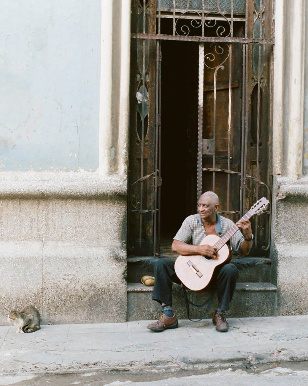 ジーエルシーオーさんのインスタグラム写真 - (ジーエルシーオーInstagram)「"The air is hot and humid and all doors are unlocked and windows ajar. Cubans live openly." #daytrippers」9月8日 2時30分 - garrettleight