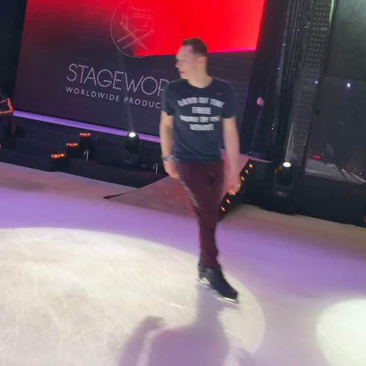 ジョーダン・モエラーのインスタグラム：「I said I was going to learn backflip this summer and I did! Thanks @perepelkinpetr & @alixdemi for the help 😊 @hoticeshow  #backflip #figureskating #showtricks #hotice #pleasurebeach #blackpool #sidebysidebysidebysidebyside」