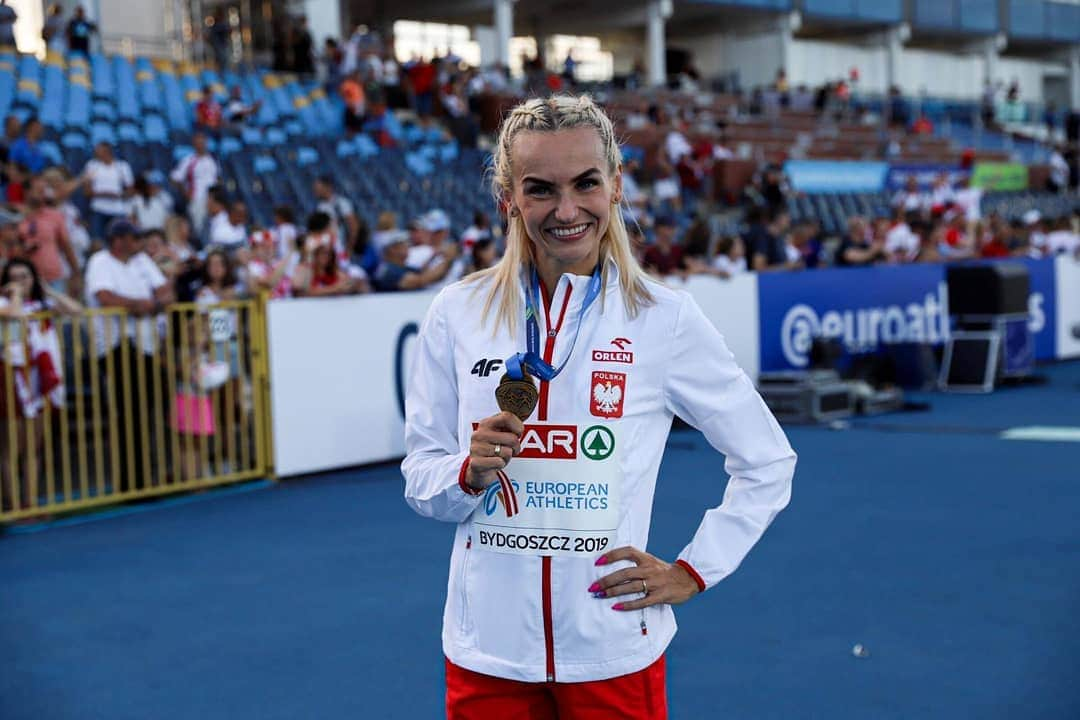 ユスティナ・シュエンテさんのインスタグラム写真 - (ユスティナ・シュエンテInstagram)「🥳 📸 @wakemesport  #throwback #team #poland #athletics #championship #win #bydgoszcz #stadium #track #tracklife #happy #girl #whiteandred #medal #memories #positivevibes」9月8日 2時39分 - justyna.swiety.ersetic