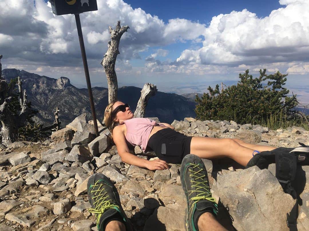 アレックス・オノルドのインスタグラム：「Rest day hiking vibes from the summit of Griffith Peak. So nice to be back home in Vegas. And no nice to be able to go strolling in the mountains even when it’s 100+ degrees in town.」