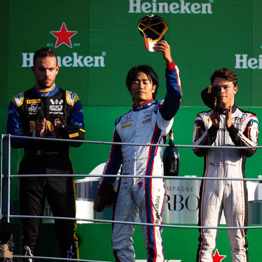 松下信治のインスタグラム：「Victory at monza🏆...🇮🇹 Thank you so much for the support, big thx to @carlinracing And yes, we all raced for Anthoine today. This is for you from all of us my friend @anthoineh @fiaf2championship #ah19 #racingforanthoine」
