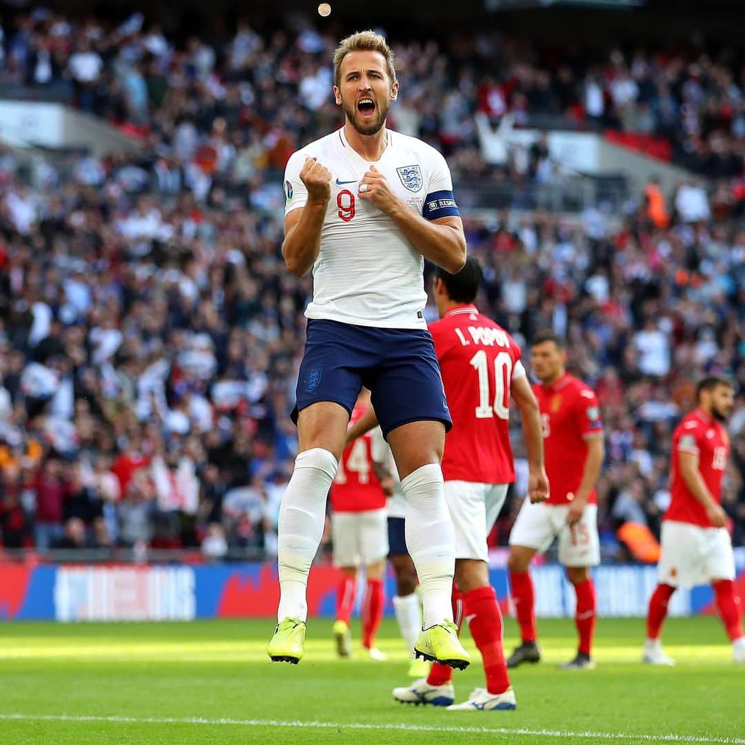 ハリー・ケインのインスタグラム：「Delighted to score a hat trick for @england! Great performance from the boys! Ready for Tuesday 🦁🦁🦁」