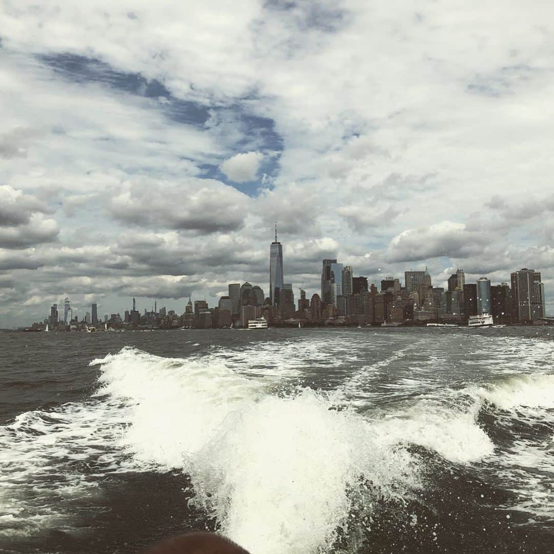 ディラン・モスコビッチさんのインスタグラム写真 - (ディラン・モスコビッチInstagram)「🍎🚤💦 . . #latergram #nyc #boat #statueofliberty」9月8日 3時25分 - dylan.moscovitch