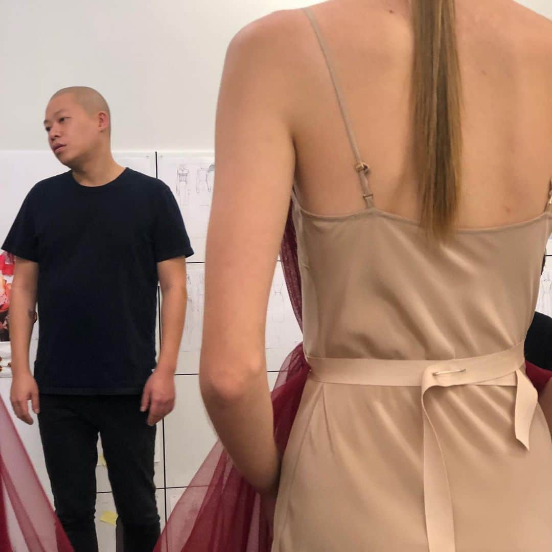 ジェイソンウーさんのインスタグラム写真 - (ジェイソンウーInstagram)「To add a look or not to add?! #nyfw #themakingof #jasonwucollection」9月8日 3時32分 - jasonwu