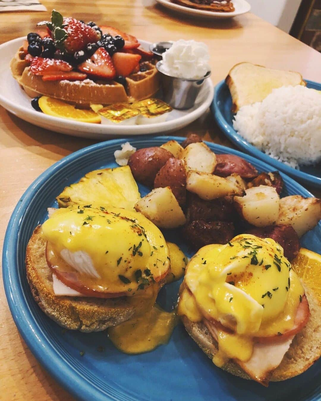 エビアン・クーさんのインスタグラム写真 - (エビアン・クーInstagram)「I love my eggs benedict,  what’s your favorite breakfasts?? 朝ごはんって言ったらここでしょ. 📍Cafe Kaila  パンケーキから🥞エグスべニ とまらないーみんなの好きな朝ごはんは？」9月8日 3時40分 - avian_official