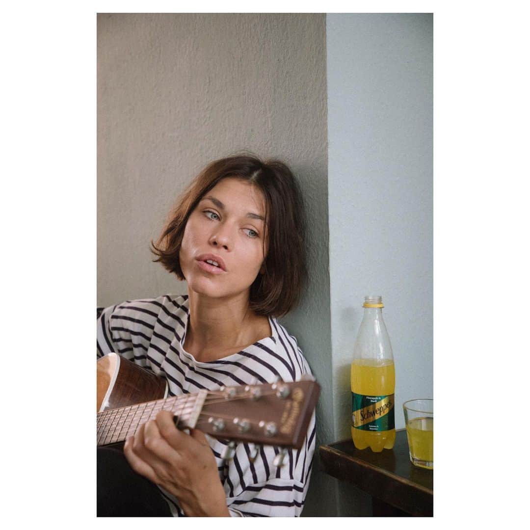 アナ・ウラルのインスタグラム：「Practic am combinat niște folk american cu faptul că nu mai știu să cânt la chitară. #bluegrass #audegetelemele #deparcasabianueradeajuns #Schweppes #combinatiineasteptate #ad」