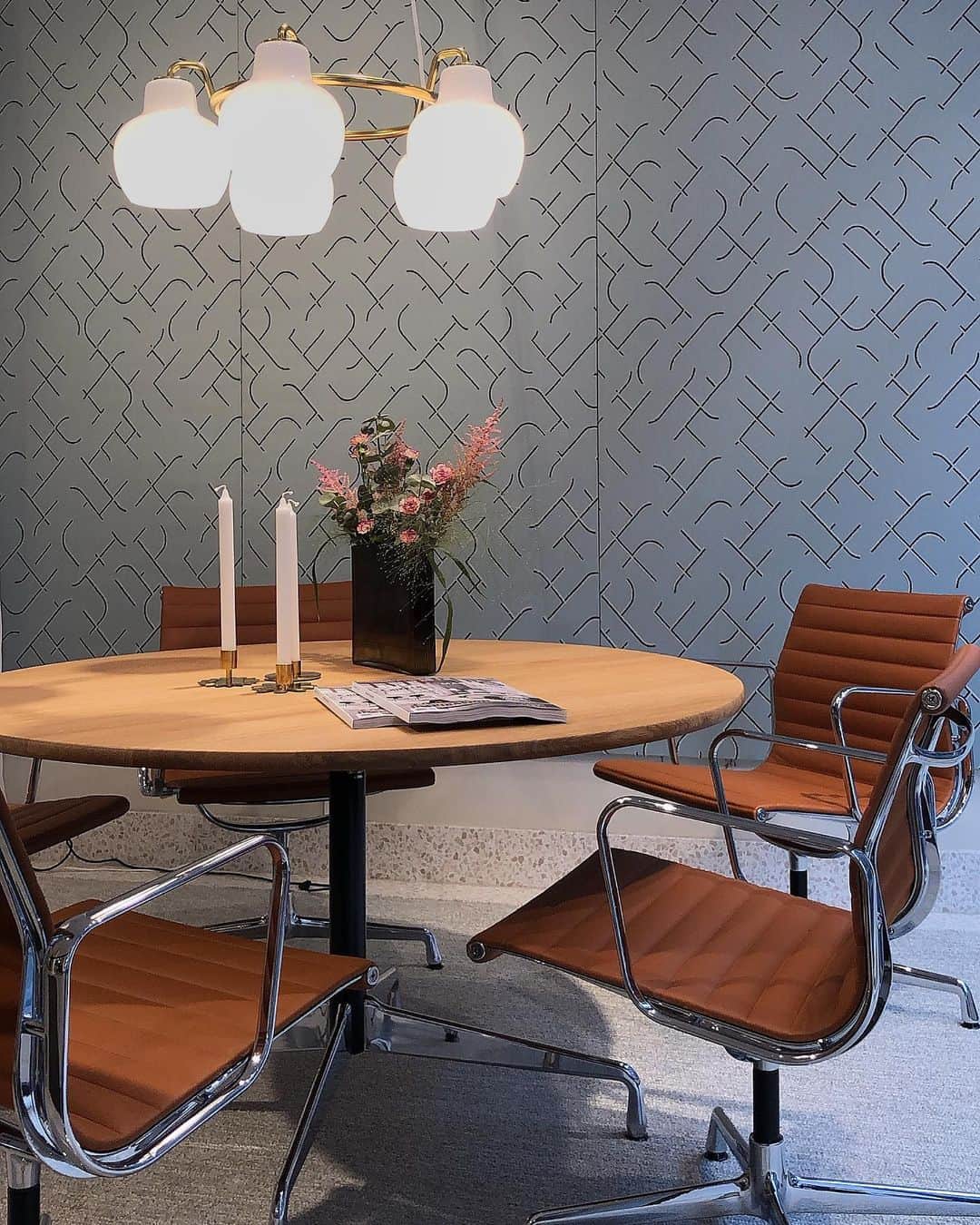のインスタグラム：「Deler et bilde fra dagens runde på @designerssaturday_oslo 👌🏼 Så mye fint å se! Her kan du bla.a se min drømmestol til kontoret, nemlig Eames EA117, fra @vitrabrandstoreoslo 🤩 Elsker miksen av farger og materialer her!  Hva synes du? Og har du noen designfavoritt/er du drømmer om? . . .  #ds_akersgata16 #vitra @vitrabrandstoreoslo #interiormagasinet @interior_magasinet #louispoulsen @louispoulsen #interiorinspo #interiordesign #interior_delux #interiør #interiors #interiorforinspo #interieur #design #interiordesigner #scandinavianstyle #interiorismo #roomforinspo #interieurstyling #interiores」