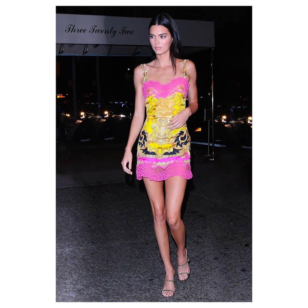 ジャンニヴェルサーチさんのインスタグラム写真 - (ジャンニヴェルサーチInstagram)「@kendalljenner spotted in a #VersaceFW19 Barocco femme print silk dress embellished with a delicate lace trim during an evening out at New York Fashion Week. #VersaceCelebrities」9月8日 3時48分 - versace