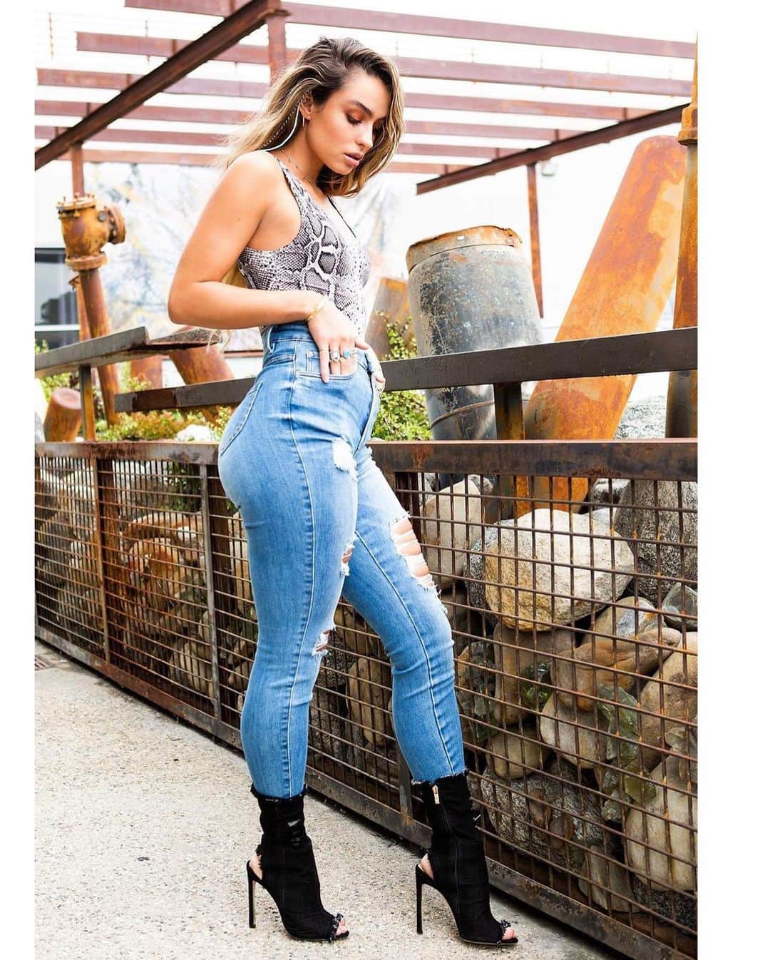 Sommer Rayさんのインスタグラム写真 - (Sommer RayInstagram)「i’m obsessed with my jean collection 😇 link in bio to shop em 💛 @shopsommerray」9月8日 3時51分 - sommerray