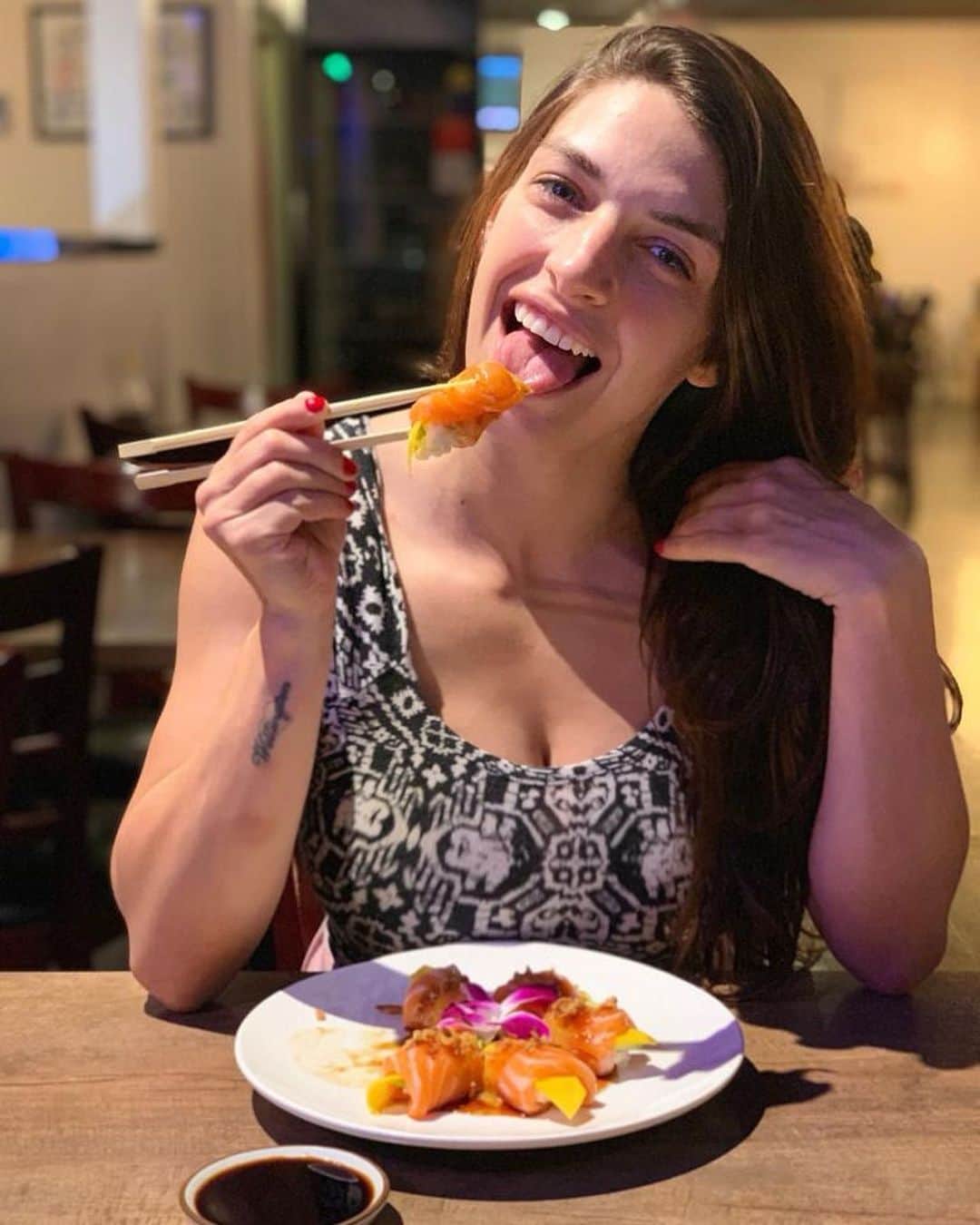 マッケンジー・ダーンのインスタグラム：「Who else loves sushi? 🍣😋🙋🏻‍♀️ Tag that person you love to eat sushi with! 😉 | quem mais aí ama sushi? 🍣😋🙋🏻‍♀️ marca aquele amigo que ama sushi 😉」