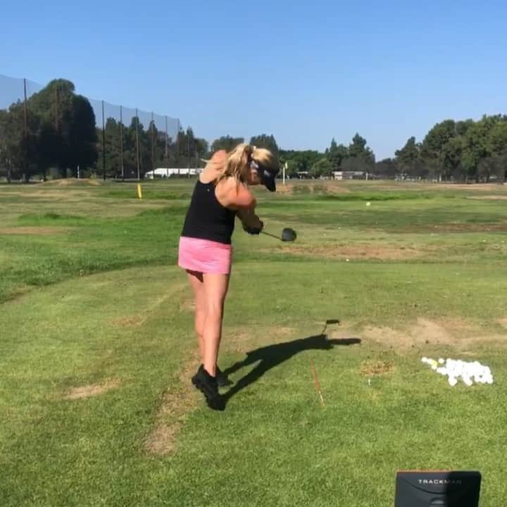アンナ・ローソンのインスタグラム：「93 mph #preggo 😜 @danadahlquist 😂 @pxg 0811x #pxgtroops #30weeks」