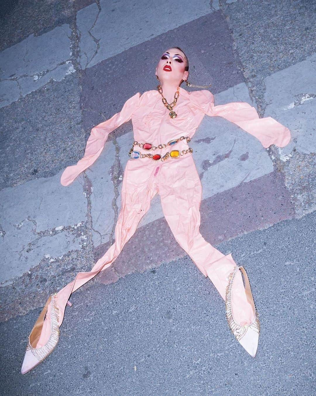 ヴァイオレット・チャチキさんのインスタグラム写真 - (ヴァイオレット・チャチキInstagram)「TOUR PREP MODE MOOD Repost from @magazineantidote - Violet Chachki : « J’aime les femmes puissantes, avec un côté dominateur ». Gagnante de la septième saison de l’émission RuPaul’s Drag Race, Violet Chachki est aujourd’hui l’une des drag queens les plus exposées de la planète. Pour Antidote : Pride, elle revient sur la construction de son personnage notamment inspiré par Bettie Page et Dita von Teese, ses collaborations toujours plus nombreuses avec le monde de la mode, et l’importance de s’assumer au grand jour pour faire évoluer les mentalités => Link in bio — Talent @VioletChachki.  Text @Naomswell. Photographer @Spencernotspencer. Stylist @Jonathan_Huguet.  Jewels @Moschino. Shoes @Area.  #VioletChachki #Pride #Queen」9月8日 4時08分 - violetchachki