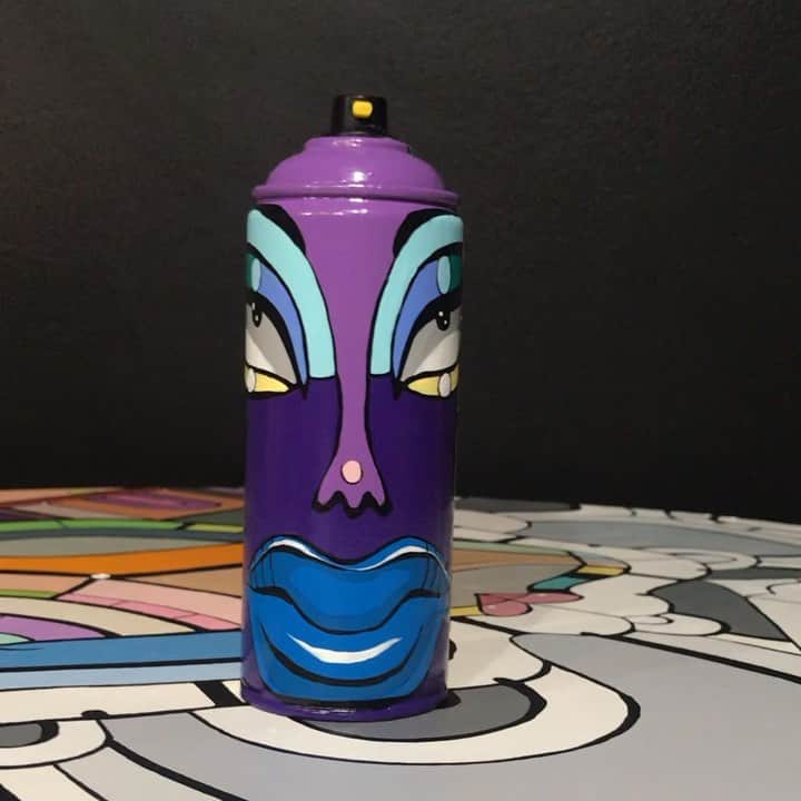 のインスタグラム：「Instead of recycling these empty @montanacans, I painted on them. What to call these...... Glamour Cans? Alluring Aerosols? Stylish Sprayers? Kiss My Cute Cans? Montana Mavens? 😊😊😊😊😊 #montanacans #spraypaintart #paintedon #montanablack #montanagold #davidgilmorestudio」