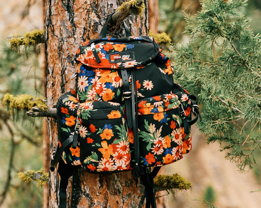 Miu Miuさんのインスタグラム写真 - (Miu MiuInstagram)「Back to nature in a flower print backpack.  The new bag shot behind-the-scenes of the #MiuMiuFW19 campaign by @Steve__Mackey.  #MiuMiuBTS」9月8日 4時30分 - miumiu