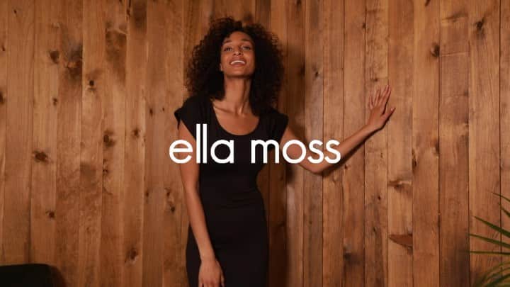 エラモスのインスタグラム：「This dress speaks for itself.」
