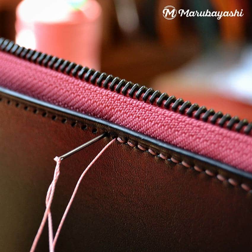 MARUBAYASHIさんのインスタグラム写真 - (MARUBAYASHIInstagram)「* 通常は銀面を左にして手前に縫い進めてますが、 パーツや縫う箇所によっては、 写真のように奥に縫い進めてます。  #革 #レザー #leather #ルガトー #ジッパー #zipper #エクセラ #手縫い #handsewing #レザークラフト #leathercraft #leatherworks #革好き #loveleather #leatherdesign」9月8日 15時27分 - takahiro_marubayashi