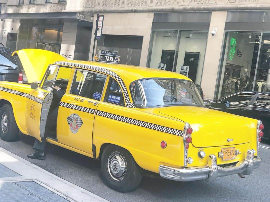 白渚すずさんのインスタグラム写真 - (白渚すずInstagram)「街中で古きYellow Cabを発見 So Cool !! ・ #yellowcab #oldyellowcab #taxi #ny #nyc #イエローキャブ #タクシー #ニューヨーク」9月8日 15時28分 - suzubell_44