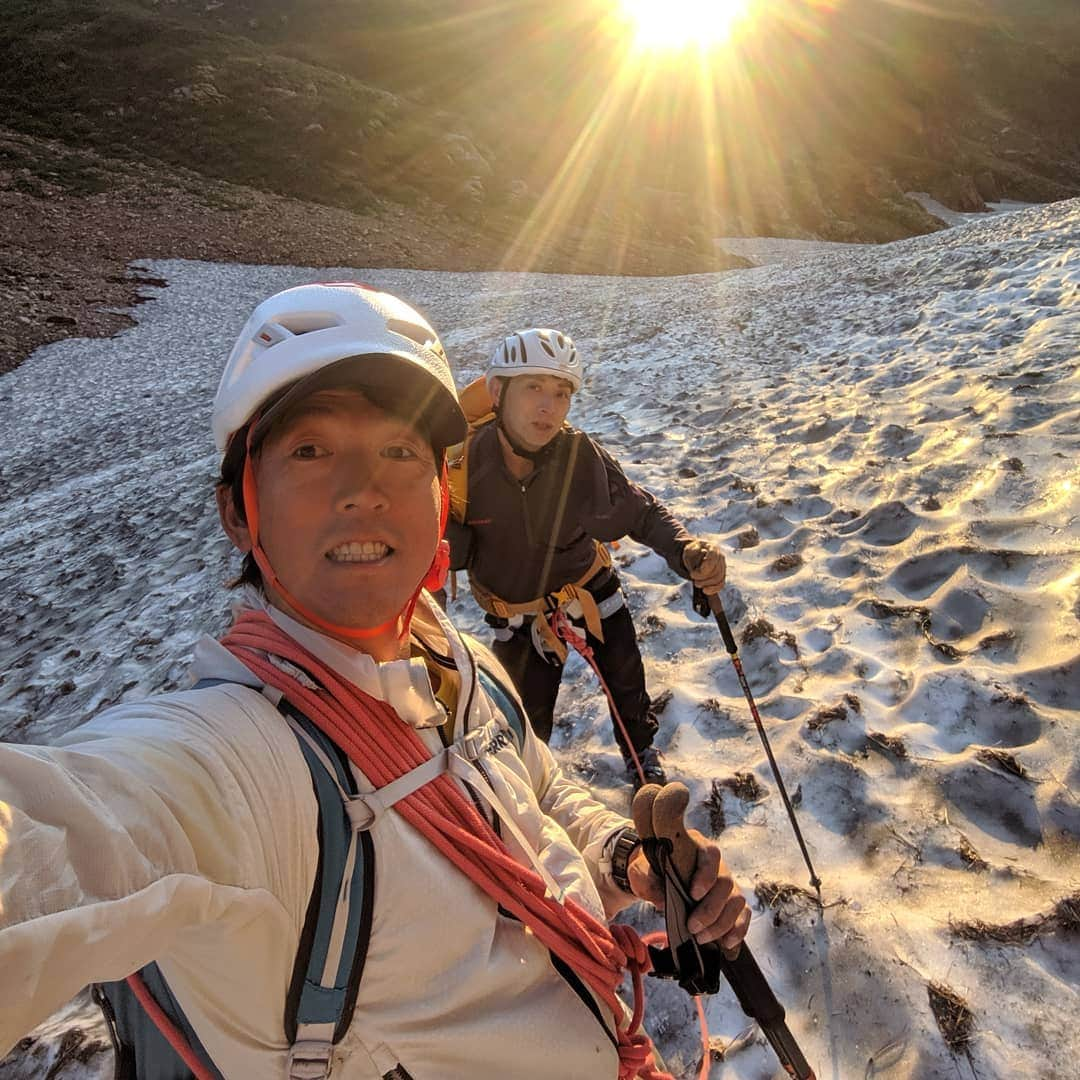 江本悠滋さんのインスタグラム写真 - (江本悠滋Instagram)「小窓の雪渓へ降りアイゼン着けて 日の出が綺麗！ #小窓雪渓 #北方稜線#日の出#日本の氷河 #登山」9月8日 14時02分 - emoto_yuji