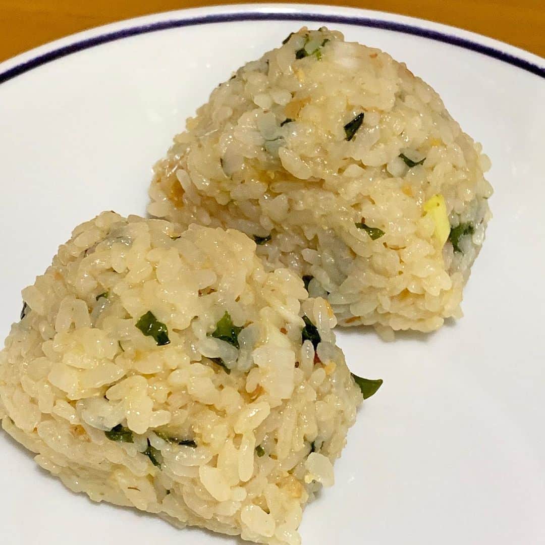 野間美由紀のインスタグラム：「ちょっと思い立ってみそ汁味のおにぎり。ワカメとネギのみじん切りを鰹節、味噌と一緒にご飯に混ぜて握りました。みそ汁なしでも食べられる…けど、みそ汁と塩むすびの方が良かったかな。もう作りませんw」