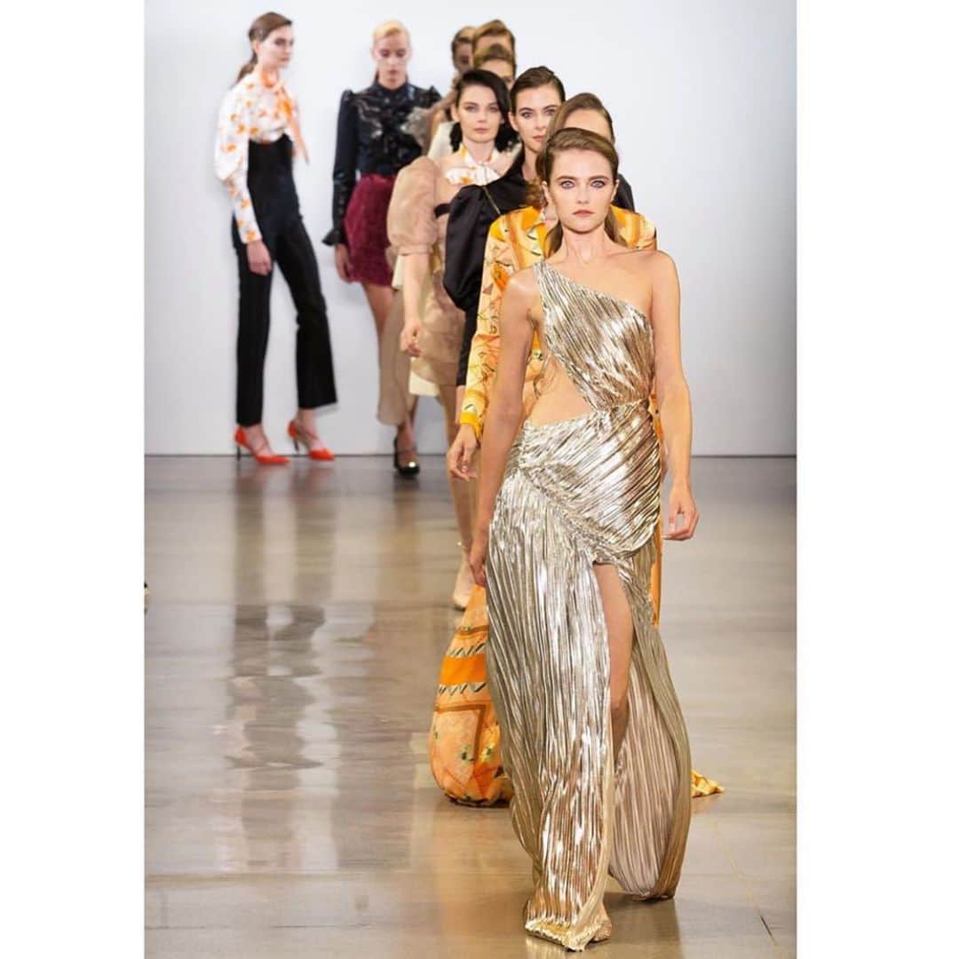 ヴラダ・ロスリャコヴァのインスタグラム：「Casually passing by... #NYFW」