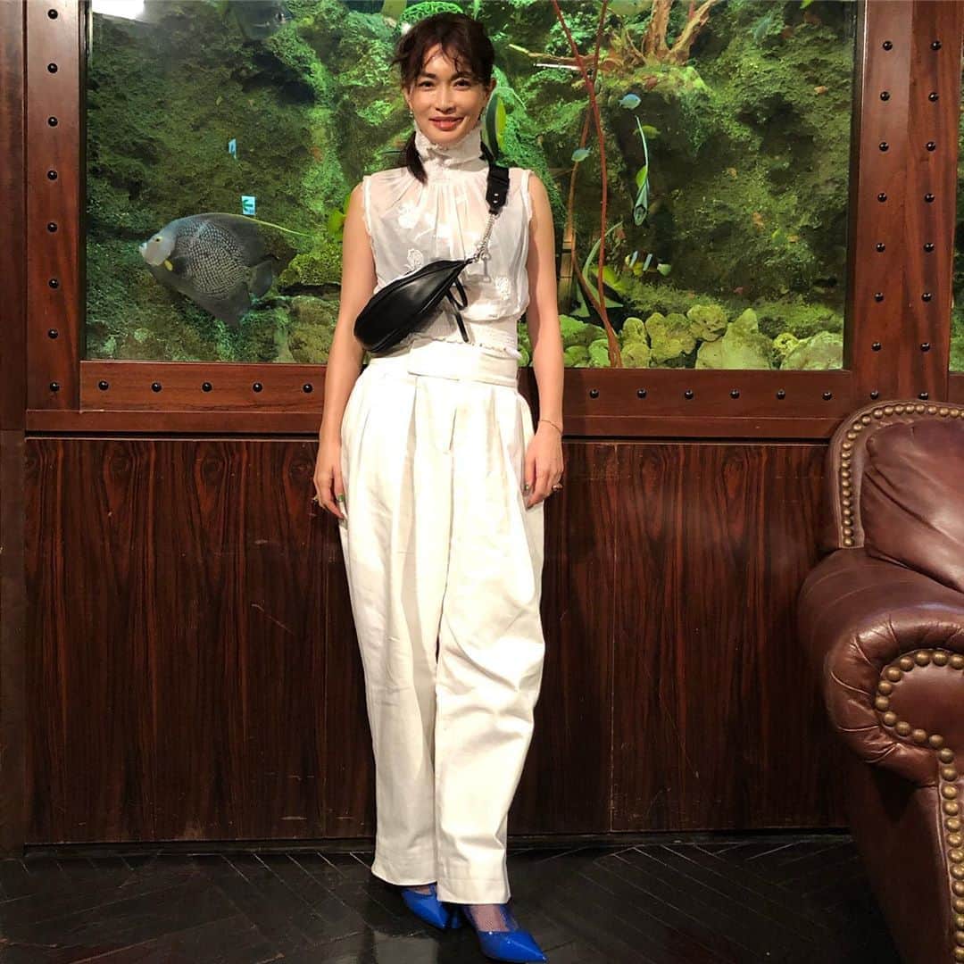 関西テレビ「グータンヌーボ2」さんのインスタグラム写真 - (関西テレビ「グータンヌーボ2」Instagram)「・ ✨👠 #ファッション 👗✨ ・  #長谷川京子 さんが #グータンヌーボ2 のロケで着ていた洋服をご紹介しまーす👯‍♀️❤️ ・ 靴とバック @jimmychoo ・ 🧖‍♀️✨」9月8日 14時23分 - gutan_ktv