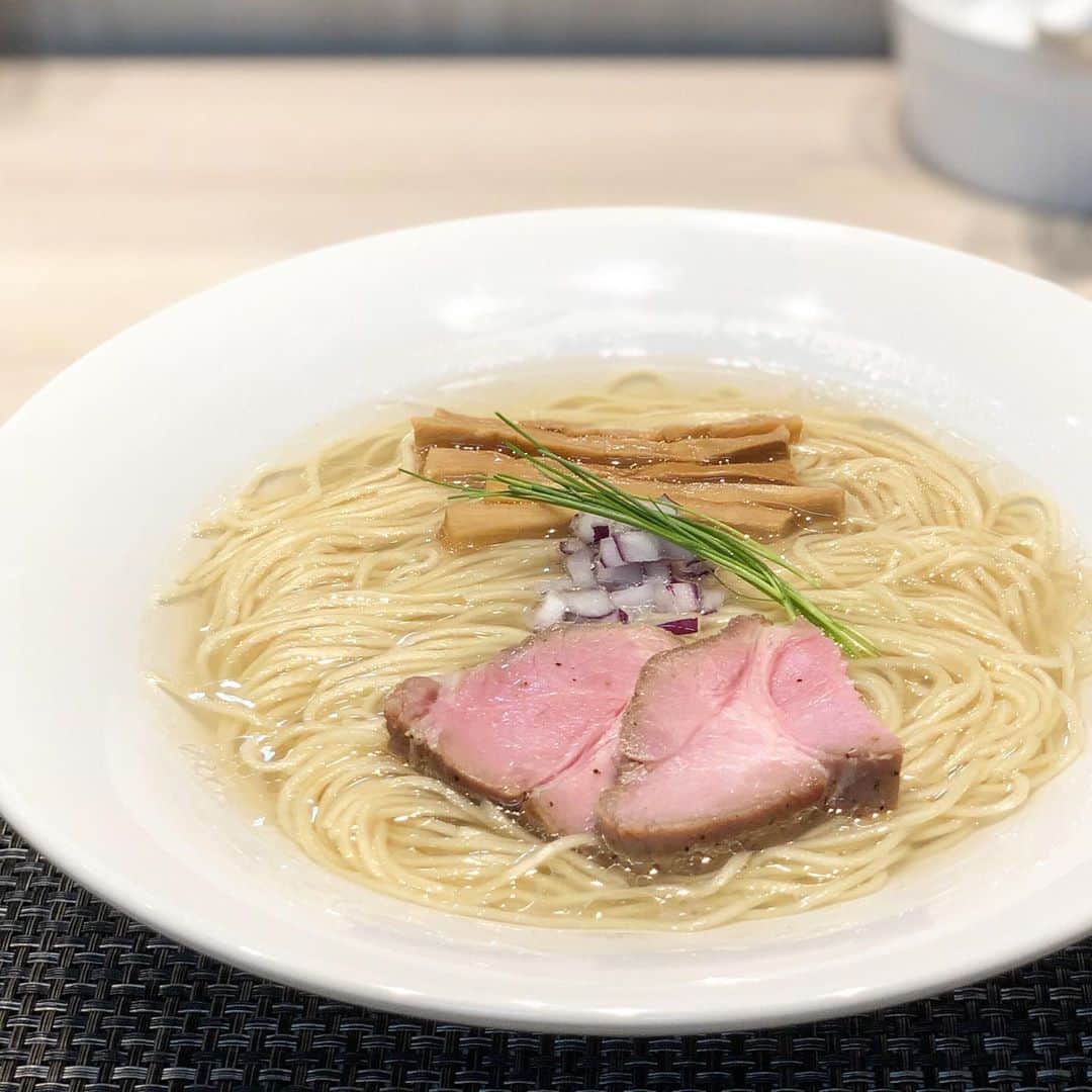 ロシアン佐藤のインスタグラム：「ずーーーっときになってた、しじみラーメンの琥珀さん！ ようやく行けたー！ 昔住んでいた雑色の家から多分徒歩30秒くらいの所に出来たラーメン屋さん。 宍道湖のしじみでだしをとってらっしゃるという。 他人とは思えない(勝手に)ラーメン屋さんで、できたときからめちゃきになってました。 ようやく訪問で、塩ラーメン  大盛りにしたので、麺がなみなみ。  しじみってこんなだしになるのか！！ と、地元でずーっと蜆に慣れ親しんだ私も少しびっくりするくらい、お味噌汁で作るのとはまた違う味。 ラーメンのお出汁としてめちゃくちゃ上品なのに、出汁の強さは、さすが貝！！っとばかりに  ぶわぁっ！！！ と口に広がる旨みがすごい。 ·····うまあ·····。 って勝手に口が言うからね←  住んでる時にあったらすごい通ってた← また行きたい！！つけ麺も気になる👐🏻 丼はたまごたいむ😍 濃厚な卵黄と甘辛な豚バラがこってり❤ ラーメンとのコントラストが楽しいです！  #琥珀 #ロシアン佐藤 #おなかがすいたらモンスター #ラーメン #清湯ラーメン #ramen」