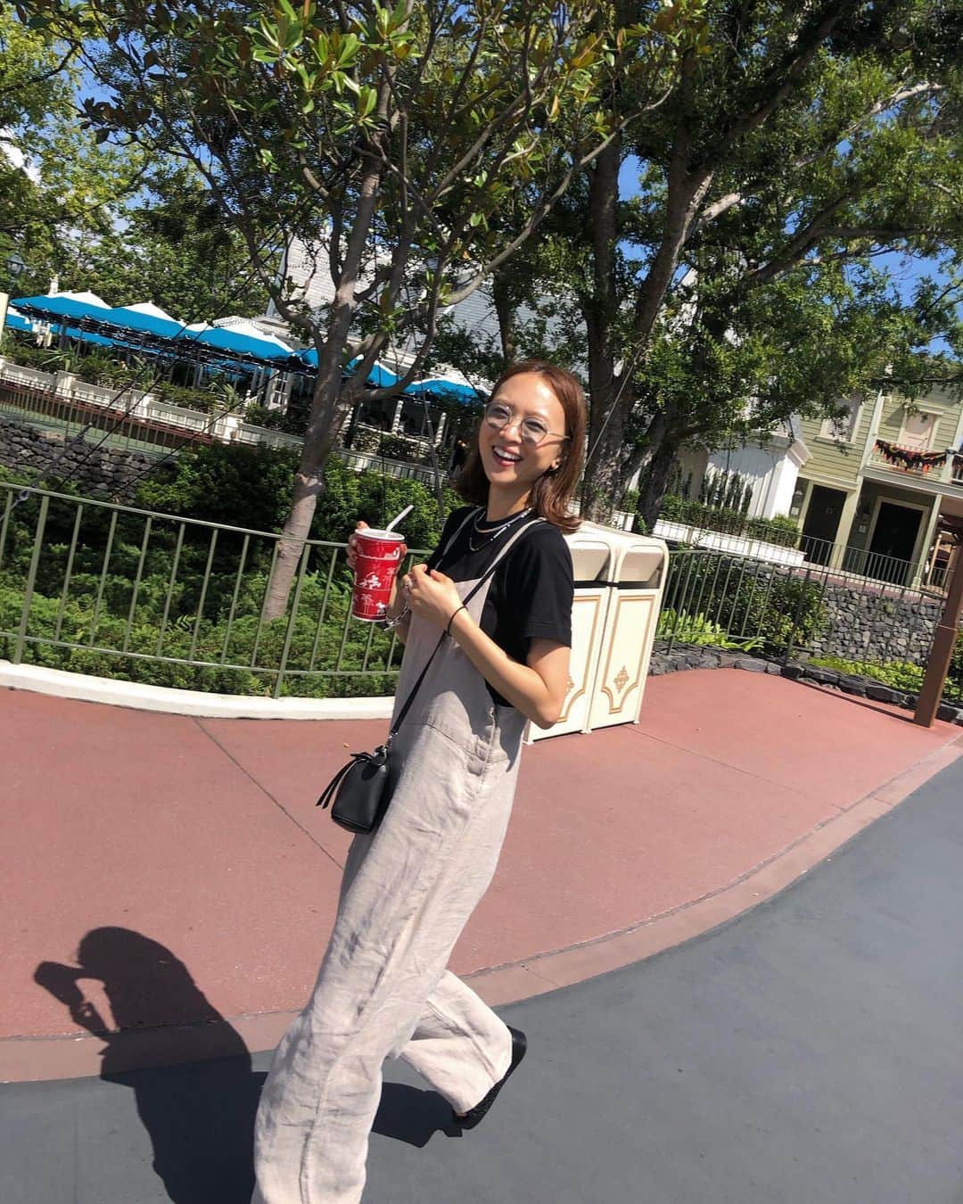 野尻美穂のインスタグラム：「台風来る前に来ました🐭🏰 朝からテンション高めですっごい楽しんでる💪💕（特に後半の写真 私が1番好きなのはアップルティーソーダです🥤 早めに帰って台風に備えるよ！ #みなさまアドバイスありがとうございます🥺💕 #tokyodisneyland  #イーヨーかわいい大好き」